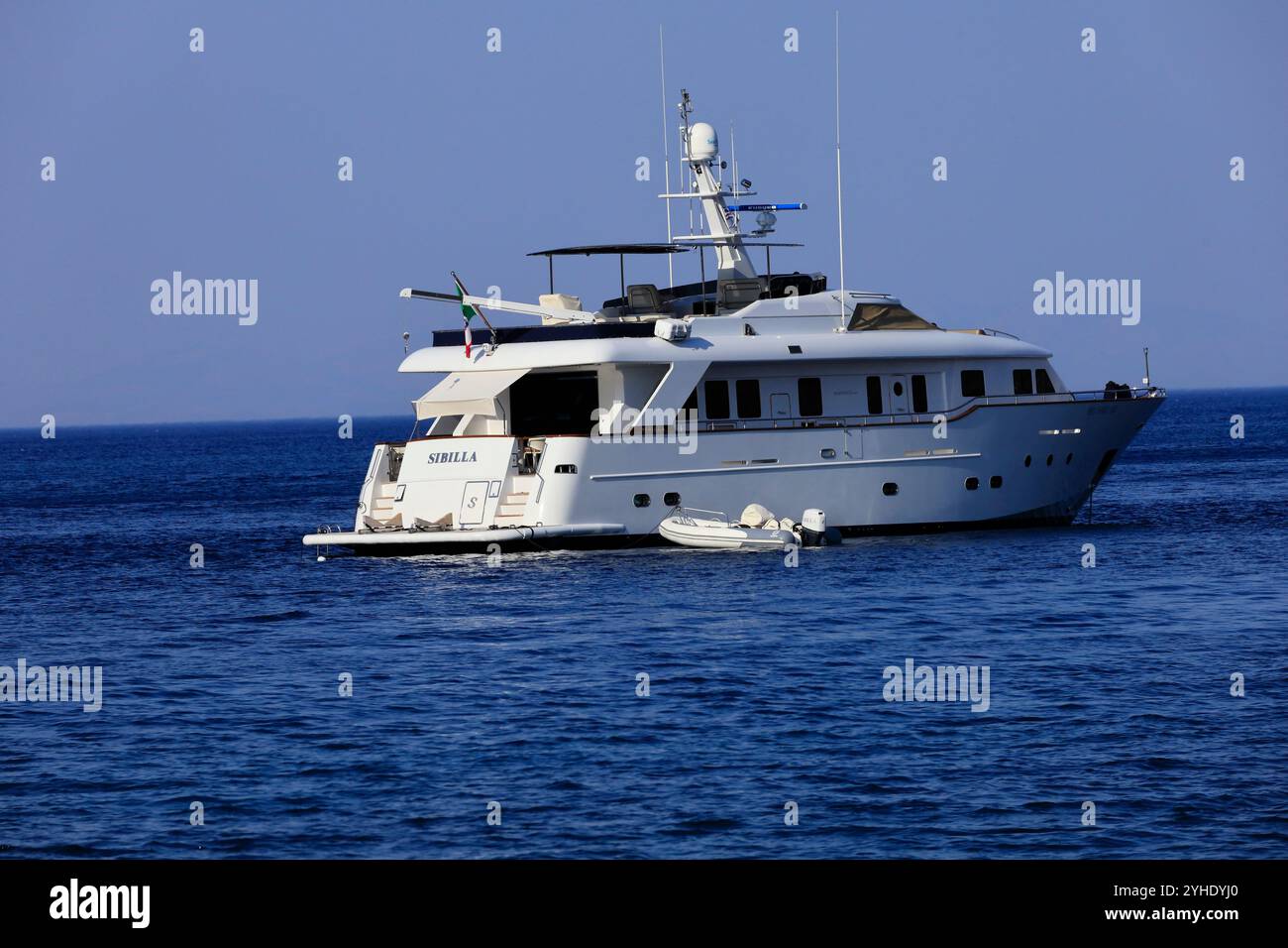 Luxus-Motoryacht (Sibilla) vor der Insel Tilos, den griechischen Inseln Dodekanes, Griechenland, Europa Stockfoto