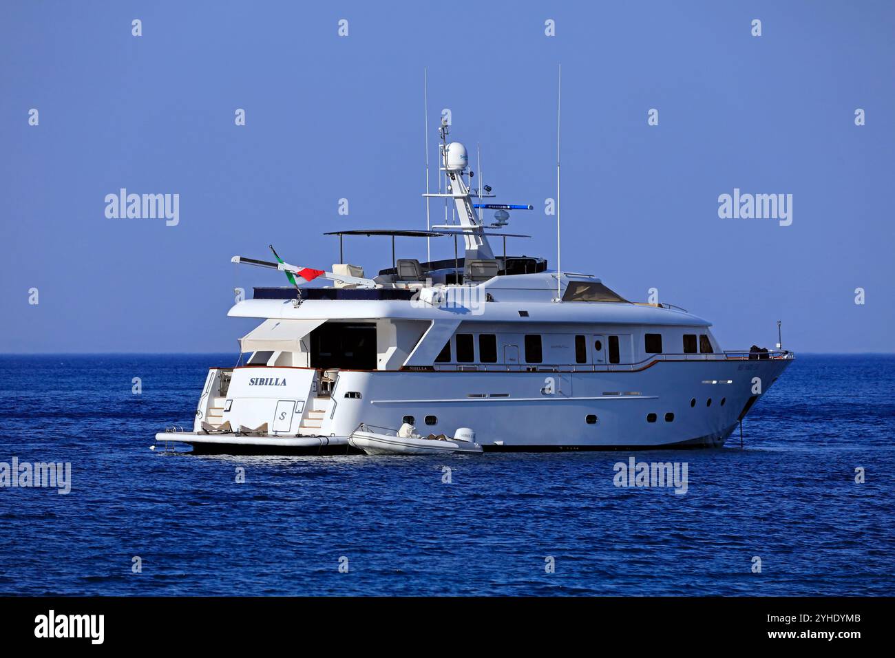 Luxus-Motoryacht (Sibilla) vor der Insel Tilos, den griechischen Inseln Dodekanes, Griechenland, Europa Stockfoto