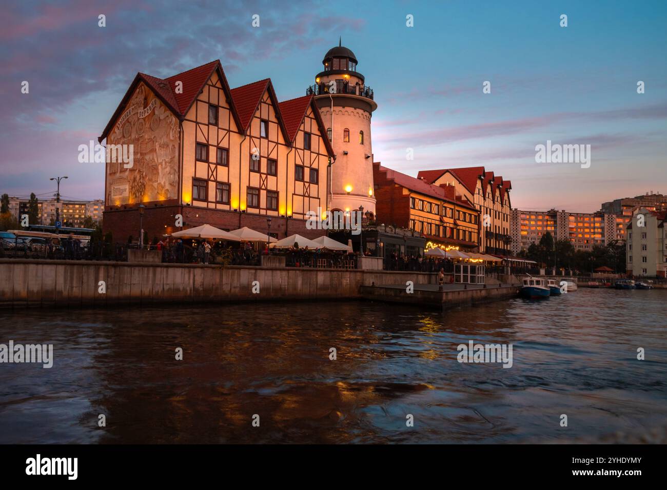 Russland, Kaliningrad - 09. Oktober 2021: Blick auf das Fischerdorf bei Nacht Stockfoto