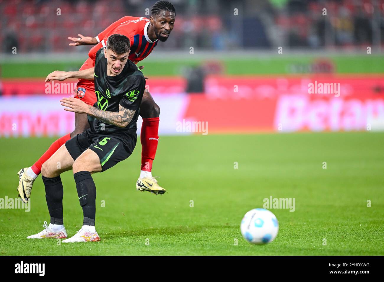 Heidenheim, Deutschland. November 2024. Fußball: Bundesliga, 1. FC Heidenheim - VfL Wolfsburg, Spieltag 10, Voith-Arena. Wolfsburgs Cedric Zessiger (l) im Kampf gegen Heidenheims Omar Traore (r). Hinweis: Harry langer/dpa - WICHTIGER HINWEIS: Gemäß den Vorschriften der DFL Deutschen Fußball-Liga und des DFB Deutschen Fußball-Bundes ist es verboten, im Stadion und/oder des Spiels aufgenommene Fotografien in Form von sequenziellen Bildern und/oder videoähnlichen Fotoserien zu verwenden oder zu verwenden./dpa/Alamy Live News Stockfoto