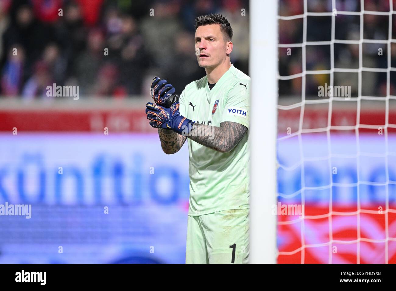 Heidenheim, Deutschland. November 2024. Fußball: Bundesliga, 1. FC Heidenheim - VfL Wolfsburg, Spieltag 10, Voith-Arena. Heidenheimer Torhüter Kevin Müller sieht sich das Spiel an. Hinweis: Harry langer/dpa - WICHTIGER HINWEIS: Gemäß den Vorschriften der DFL Deutschen Fußball-Liga und des DFB Deutschen Fußball-Bundes ist es verboten, im Stadion und/oder des Spiels aufgenommene Fotografien in Form von sequenziellen Bildern und/oder videoähnlichen Fotoserien zu verwenden oder zu verwenden./dpa/Alamy Live News Stockfoto