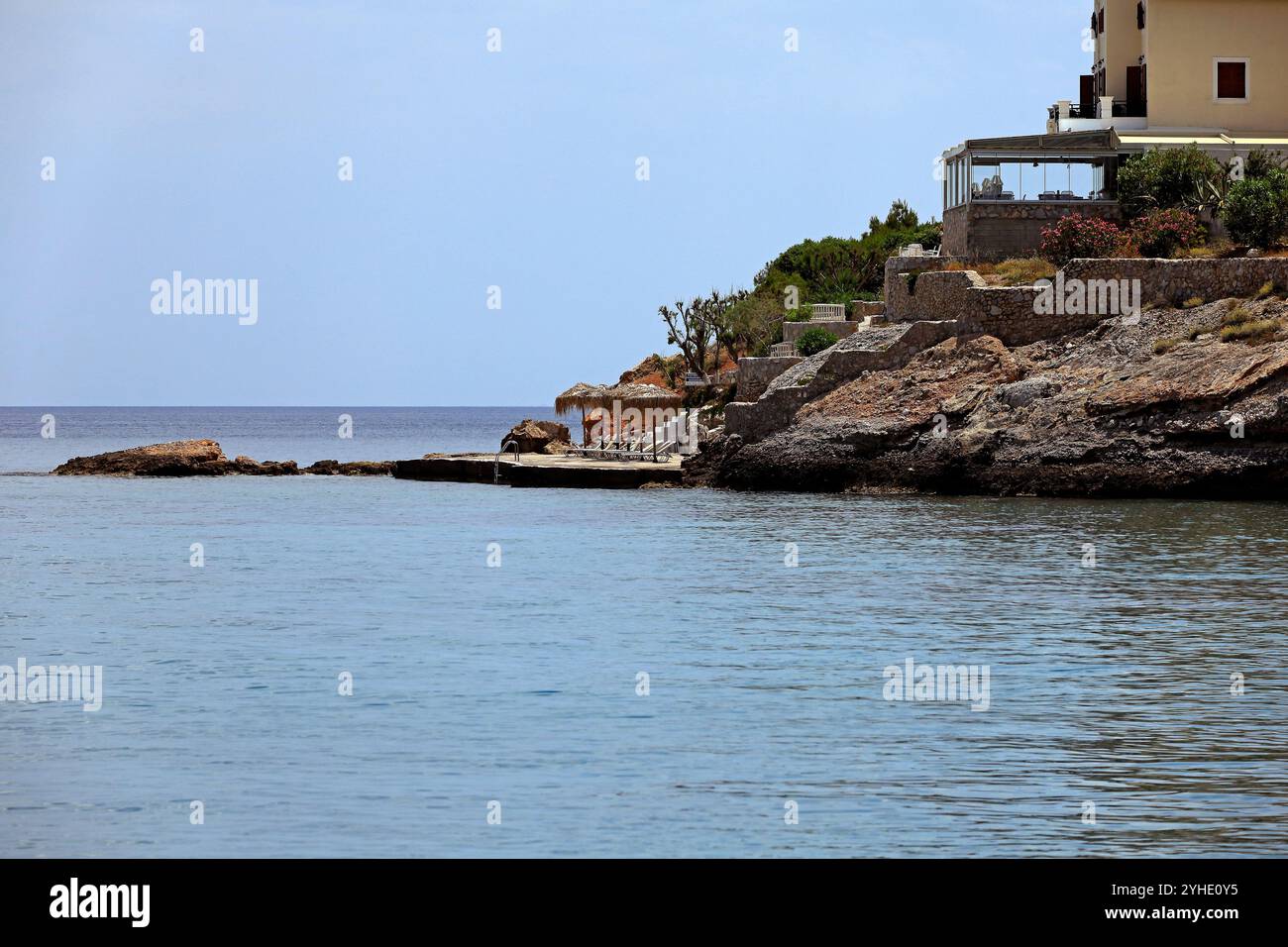 Hotel und kleiner Strand und Bootssteg, Skala, Agistri Island, Saronische Inselgruppe, Griechenland, Europa Stockfoto