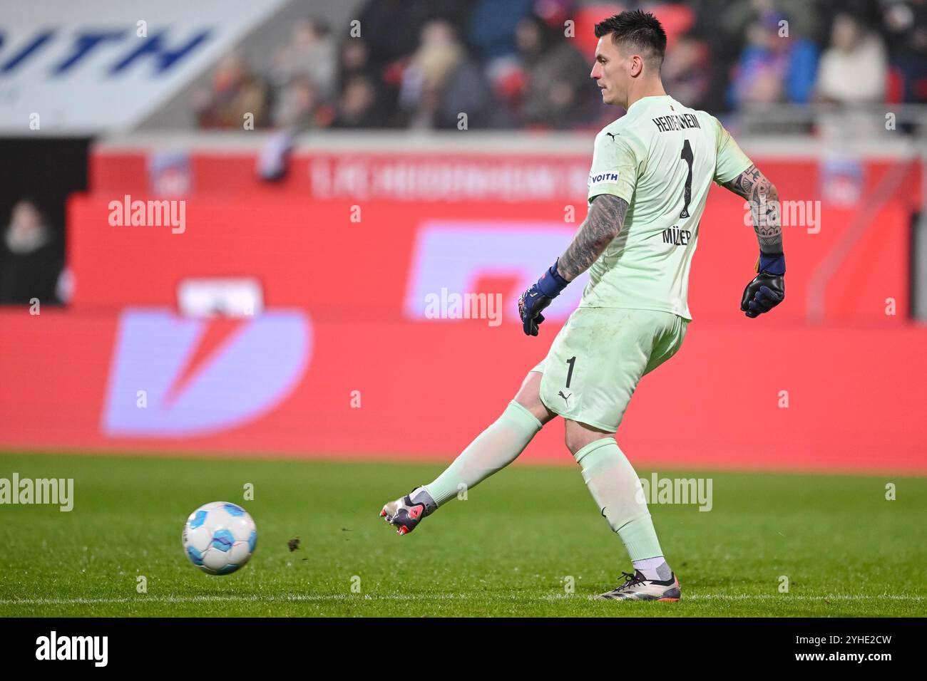 Heidenheim, Deutschland. November 2024. Fußball: Bundesliga, 1. FC Heidenheim - VfL Wolfsburg, Spieltag 10, Voith-Arena. Heidenheim Torhüter Kevin Müller in Aktion. Hinweis: Harry langer/dpa - WICHTIGER HINWEIS: Gemäß den Vorschriften der DFL Deutschen Fußball-Liga und des DFB Deutschen Fußball-Bundes ist es verboten, im Stadion und/oder des Spiels aufgenommene Fotografien in Form von sequenziellen Bildern und/oder videoähnlichen Fotoserien zu verwenden oder zu verwenden./dpa/Alamy Live News Stockfoto