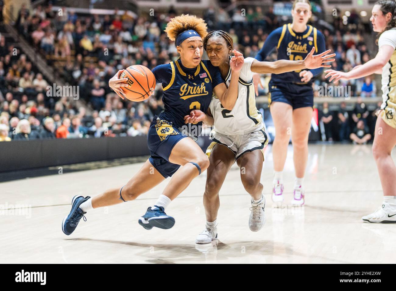 10. November 2024, West Lafayette, Indiana, USA: Notre Dame Garde HANNAH HIDALGO (3) fährt mit RASHUNDA JONES (2) verteidigt während des NCAA womenÃs Basketballspiels zwischen den Notre Dame Fighting Irish und den Purdue Boilermakers, Sonntag, 10. November 2024, in der Mackey Arena in West Lafayette, Ind. (Credit Image: © David Wegiel/ZUMA Press Wire) NUR REDAKTIONELLE VERWENDUNG! Nicht für kommerzielle ZWECKE! Stockfoto