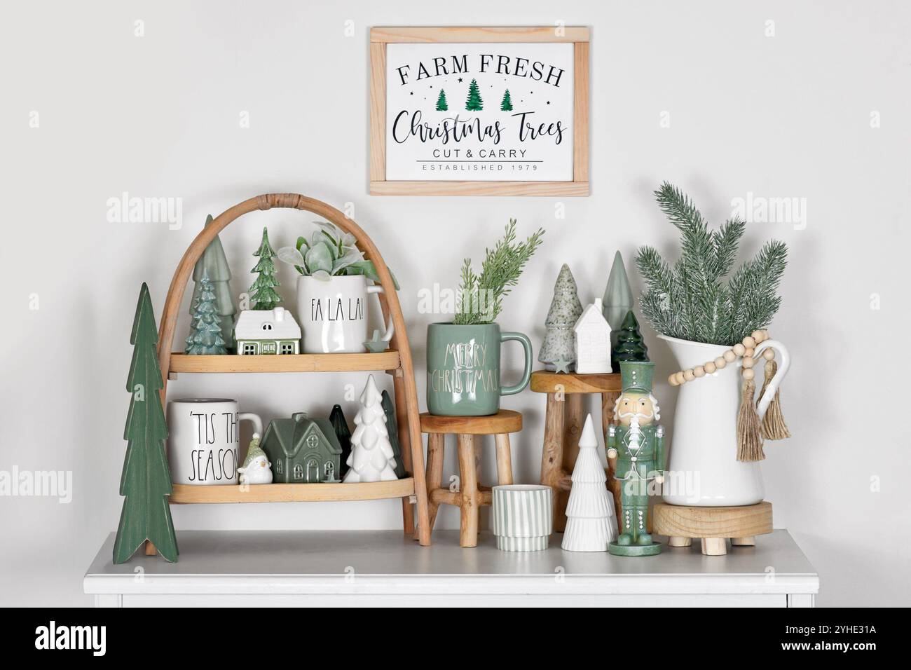Schönes Bauernhaus oder Boho-Stil Weihnachtsdekoration in trendigen weiß- und mintgrünen Farben Stockfoto