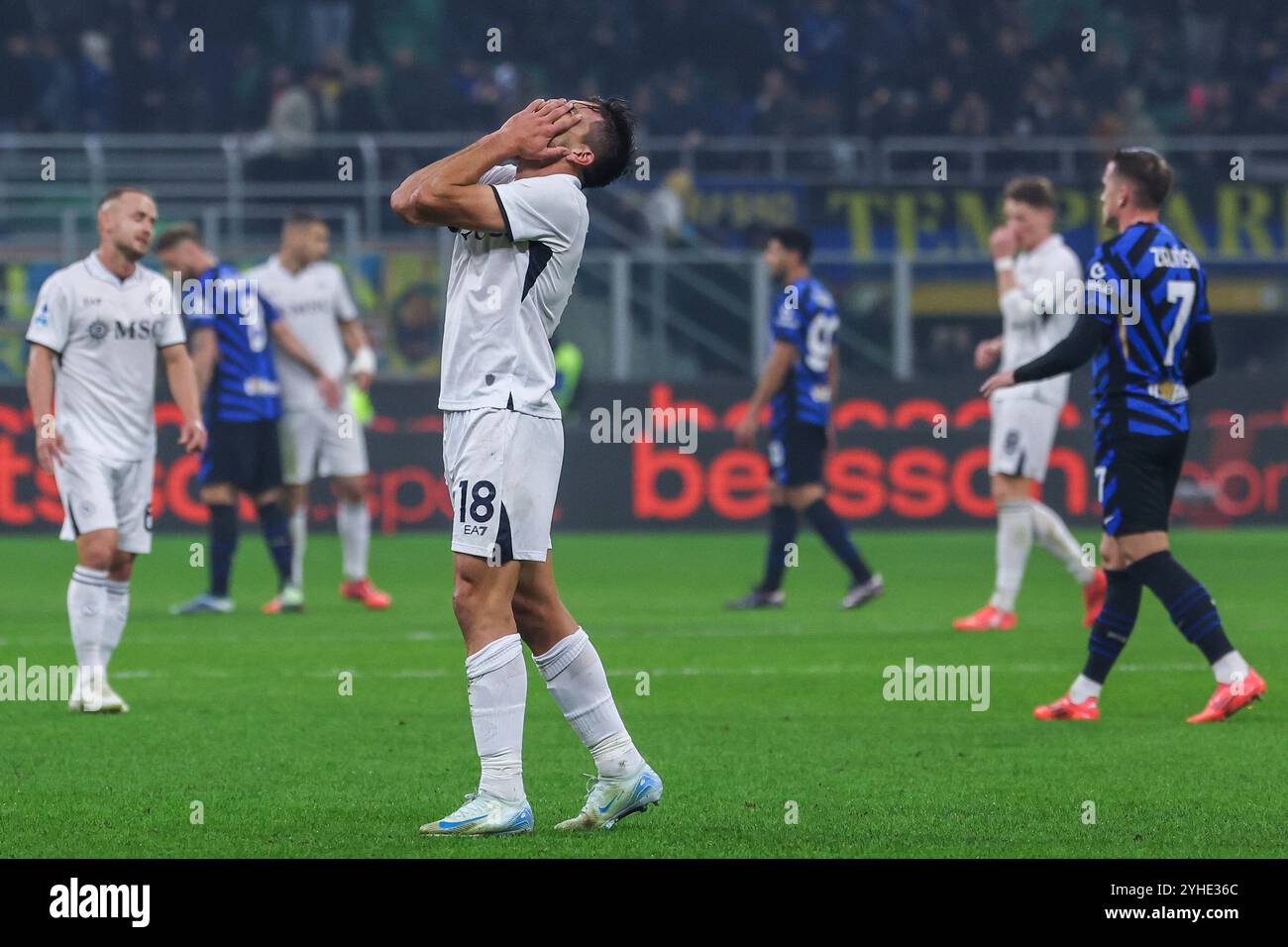 Mailand, Italien. November 2024. Giovanni Simeone vom SSC Napoli äußert sich enttäuscht über das Ende des Spiels während des Fußballspiels der Serie A 2024/25 zwischen dem FC Internazionale und dem SSC Napoli im San Siro Stadium Credit: dpa/Alamy Live News Stockfoto