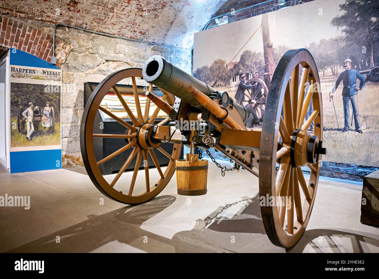 Fort Monroe Casemate Museum Artillery Display Hampton Virginia // HAMPTON, Virginia — die Artillerie im Fort Monroe Casemate Museum zeigt historische Küstenverteidigungswaffen. Die Ausstellung zeigt historische Kanoneninstallationen innerhalb der ursprünglichen Kasematenarchitektur des Forts. Dieses erhaltene Befestigungssystem veranschaulicht militärische Ingenieurskunst und Küstenverteidigungsstrategien des 19. Jahrhunderts. Stockfoto