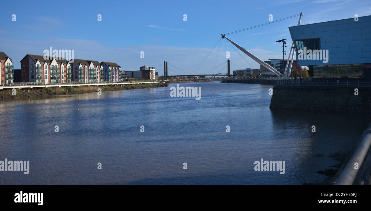 Newport City Flussufer, bei Flut und blauem Himmel. Stockfoto