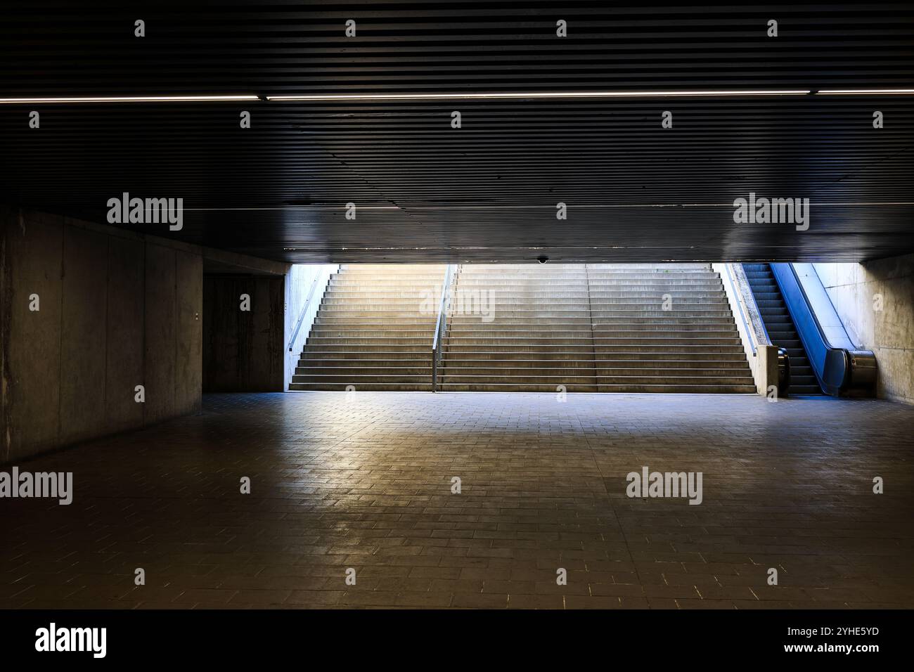 Leere dunkle unterirdische Passage mit Treppe und Rolltreppe. Verlassen Sie die U-Bahn-Station Stockfoto