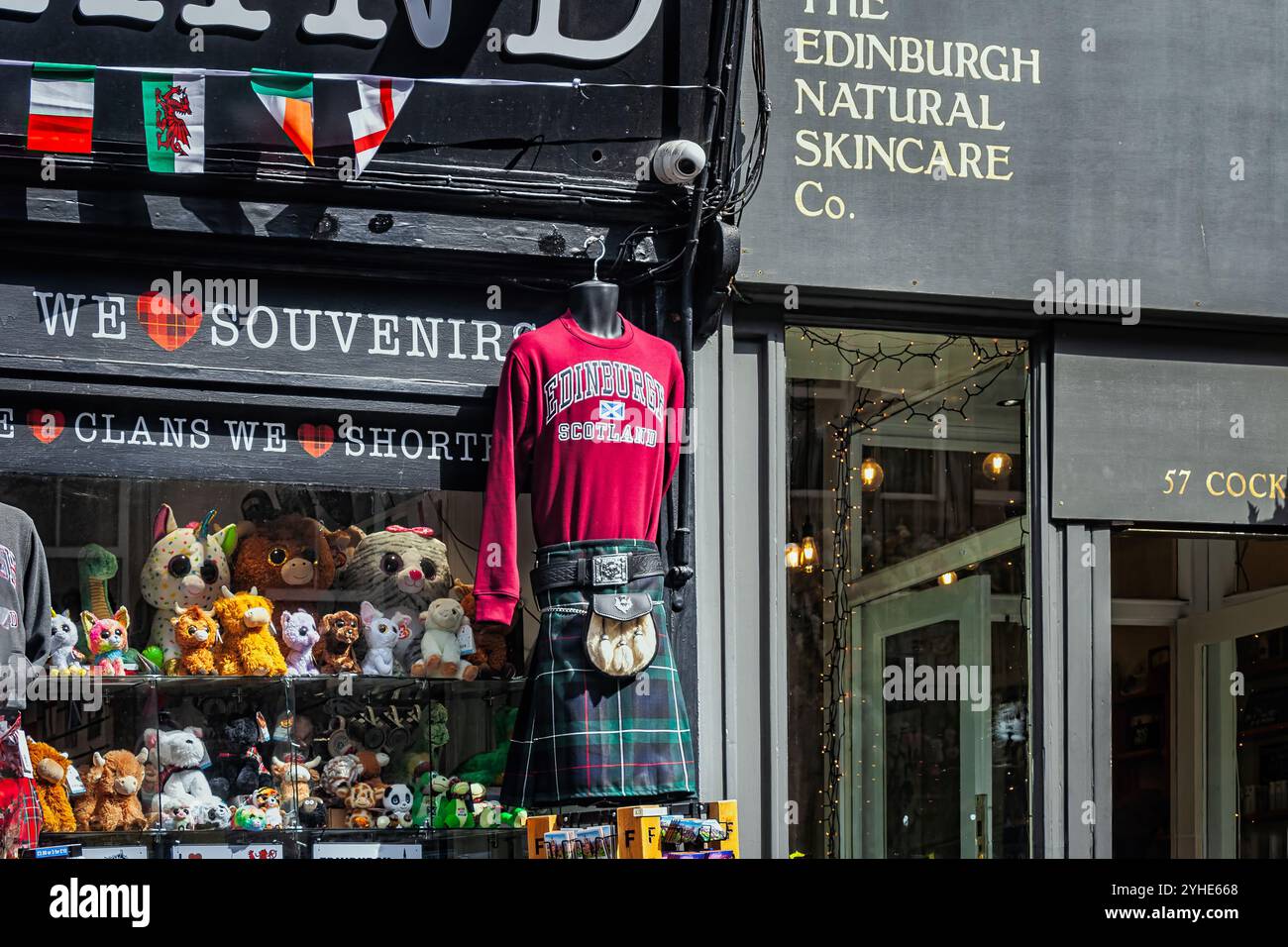 Eines der vielen Schaufenster, die Souvenirs auf der Cockburn Street in Edinburghs Altstadt verkaufen. Schottland, Vereinigtes Königreich, Europa Stockfoto