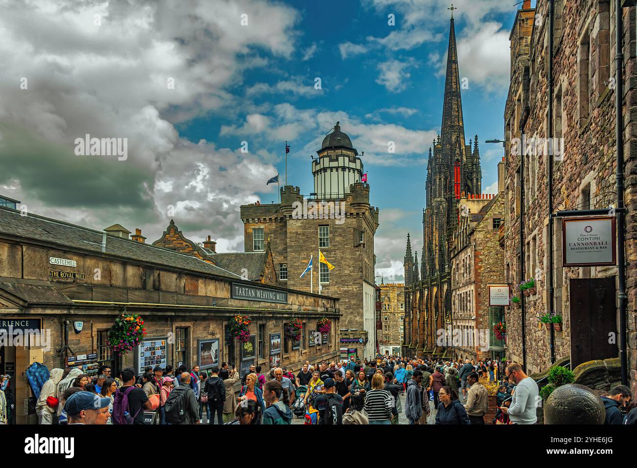 Castlehill ist ein Abschnitt der Royal Mile in der Nähe der Burg. Hier können Sie wunderschöne alte Gebäude bewundern oder in den vielen Geschäften einkaufen gehen. Schottland Stockfoto