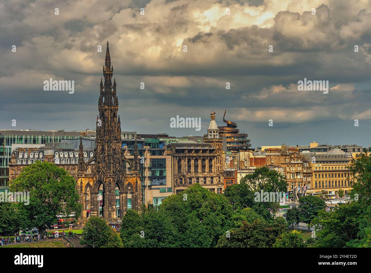 Panorama der Stadt Edinburgh mit dem Scott Monument im Vordergrund, ein Denkmal für den Schriftsteller Sir Walter Scott im viktorianischen Stil. Schottland Stockfoto