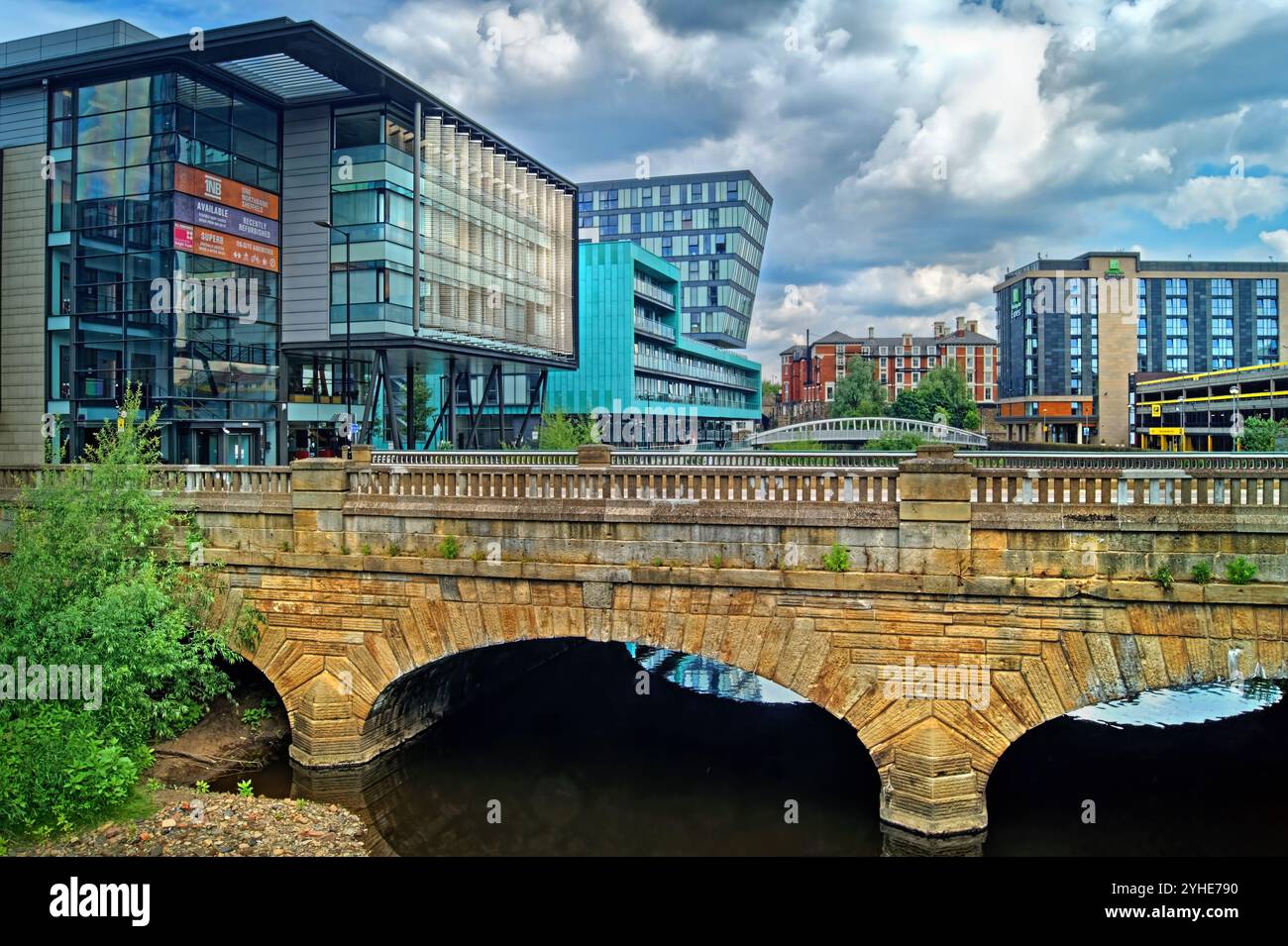 Großbritannien, South Yorkshire, Sheffield, Stadtzentrum, Blonk Street Bridge über den Fluss Don. Stockfoto