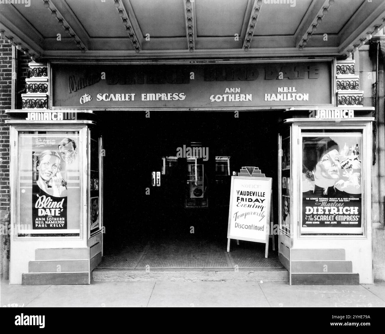 Jamaika-Kino mit MARLENE DIETRICH in DER SCHARLACHROTEN KAISERIN 1934 Regisseur JOSEF von STERNBERG Paramount Pictures mit Nebenfilm ANN SOTHERN und NEIL HAMILTON in BLIND DATE 1934 Regisseur ROY WILLIAM NEILL Columbia Pictures Stockfoto