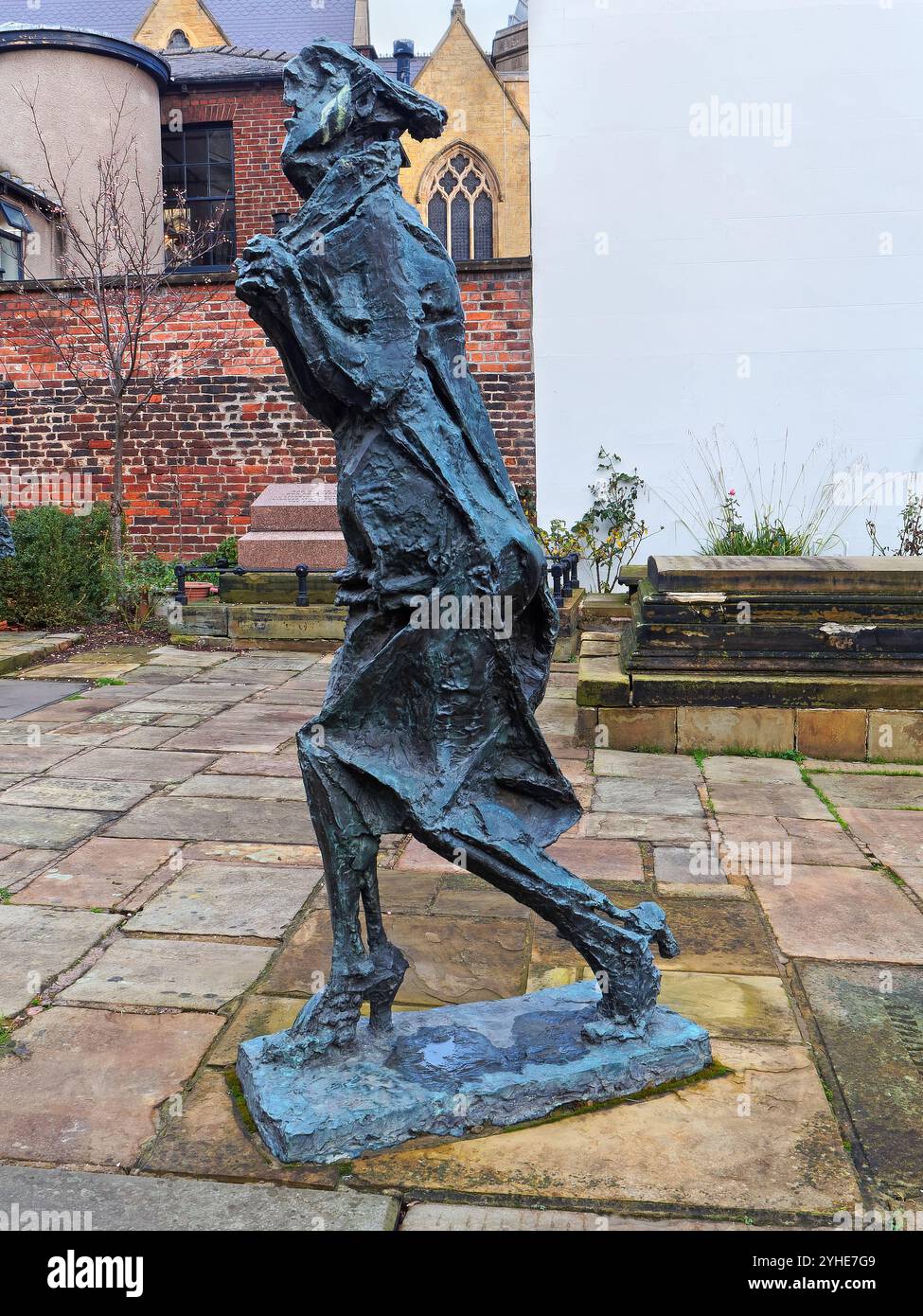 Großbritannien, South Yorkshire, Sheffield, Running Woman Sculpture vor der Upper Chapel. Stockfoto