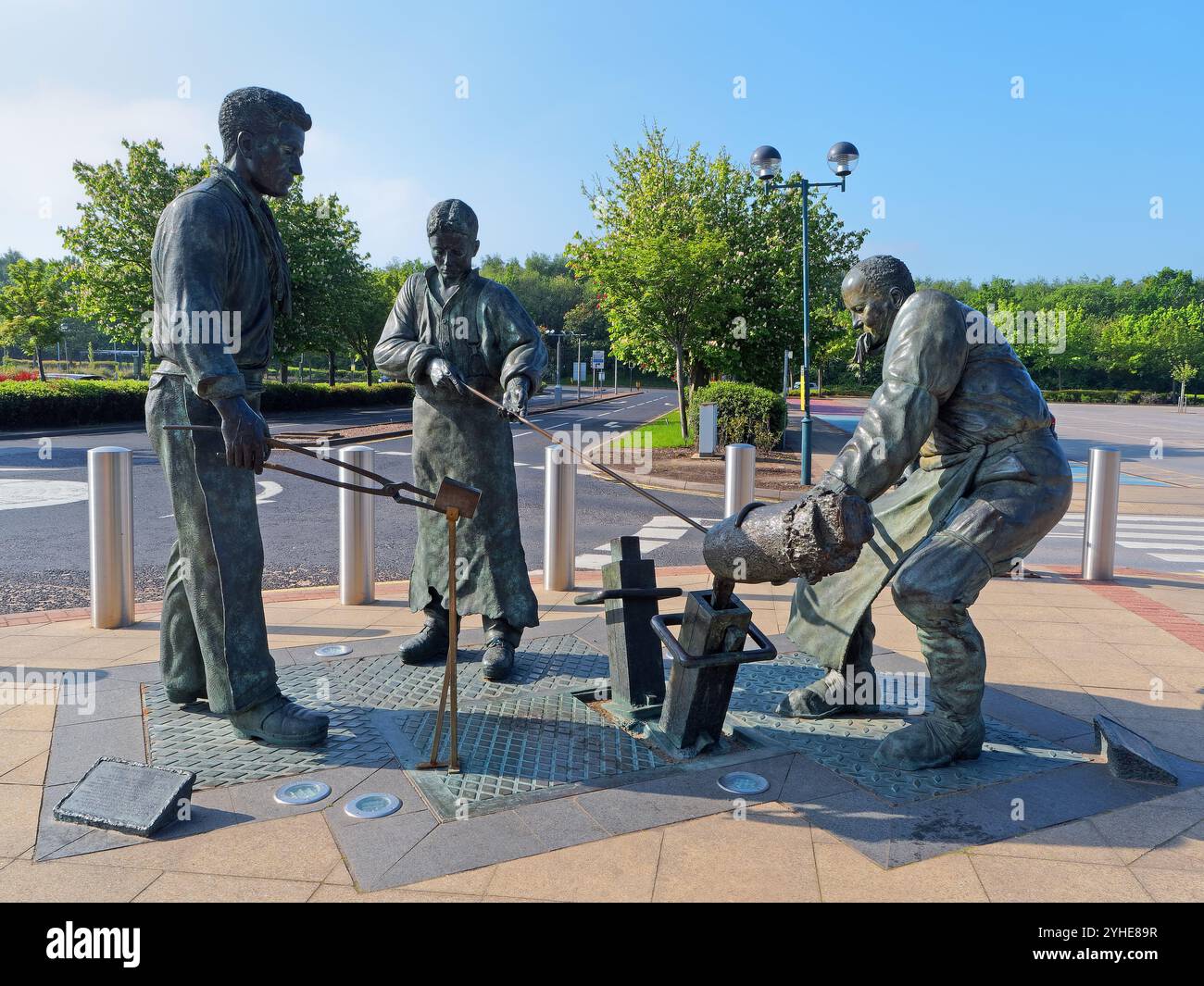 Großbritannien, South Yorkshire, Sheffield, Meadowhall Shopping Centre, Tieming Benjamin Huntsman Memorial. Stockfoto