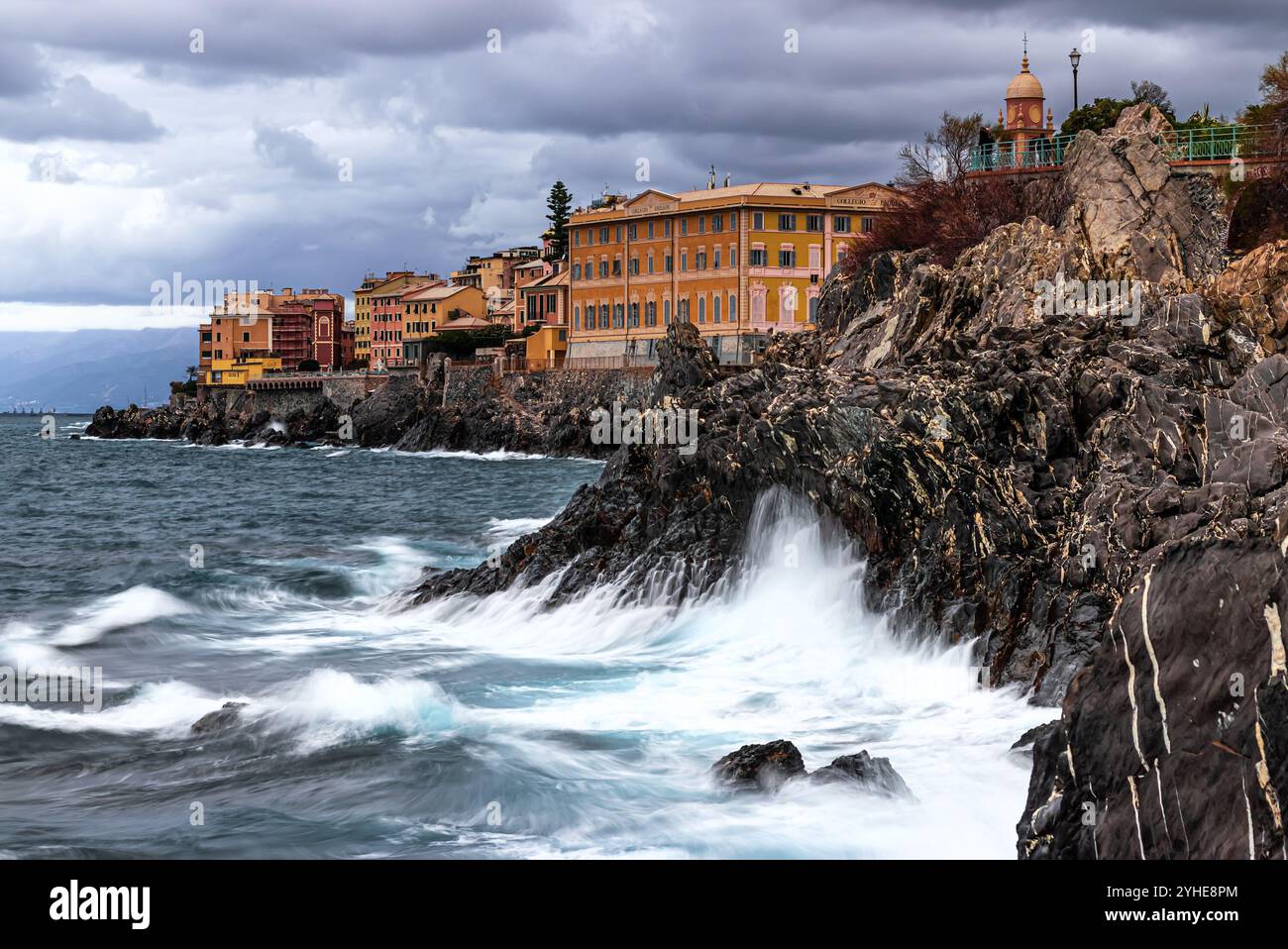 DIE SCHÖNHEIT DES MEERES KOMBINIERT MIT DEN FABULOUSCOLONIAL STRUKTUREN VON NERVI IN GENUA ITALIEN Stockfoto