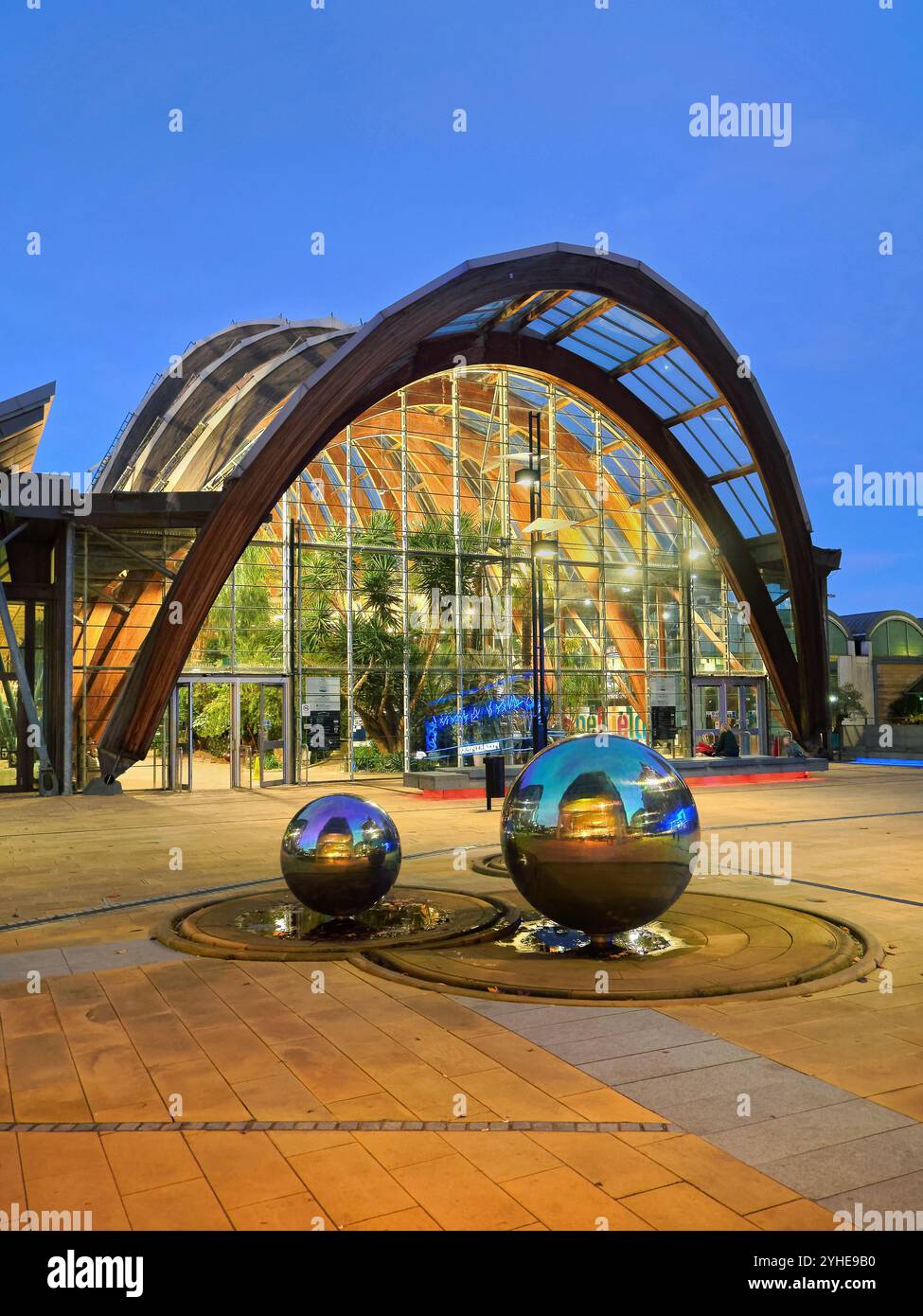 Großbritannien, South Yorkshire, Sheffield, Millennium Square, Winter Gardens. Stockfoto