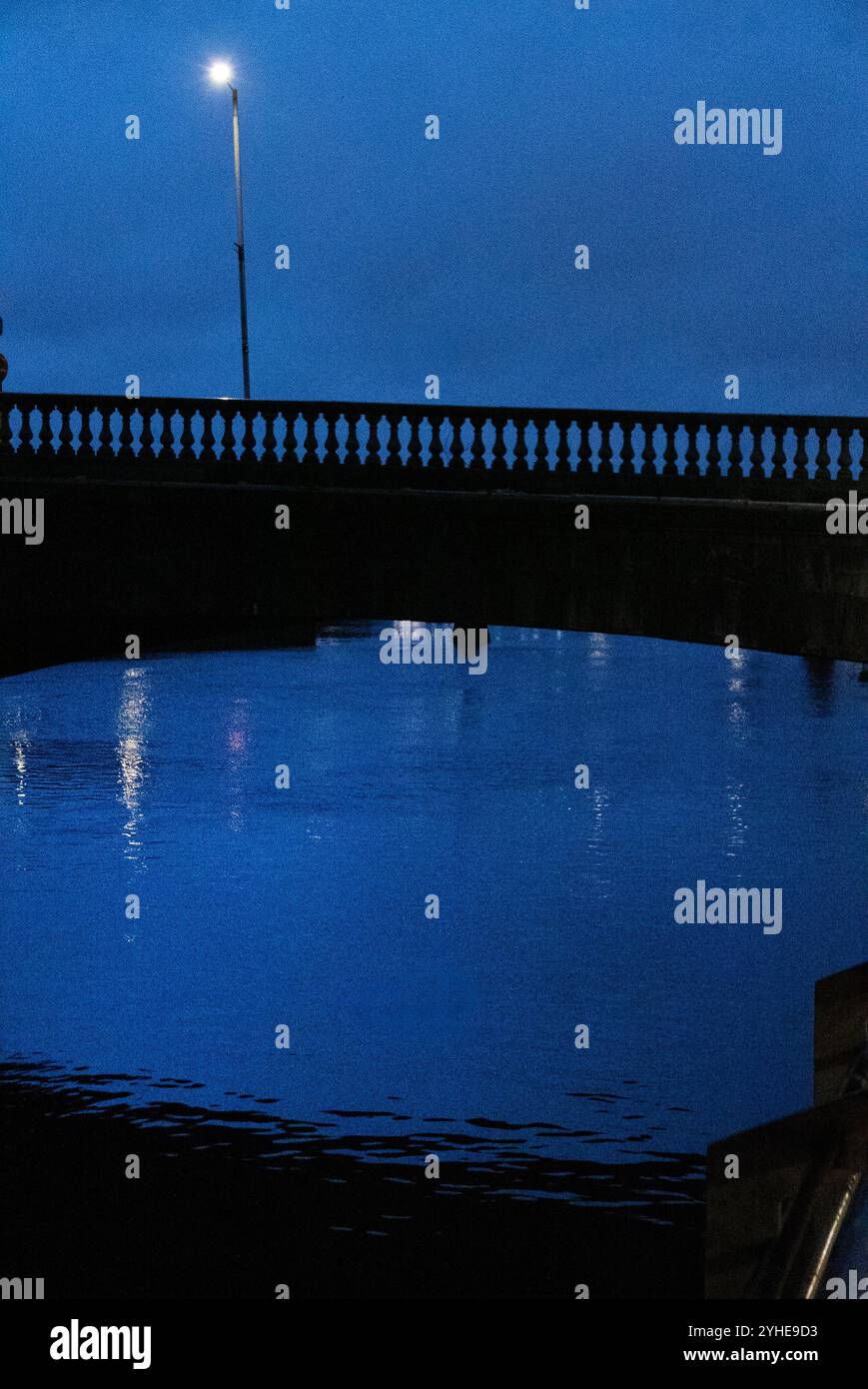 Glasgow City in Schottland, große Industriestadt, berühmt für Macintosh, den Architekten Clyde River und den großen viktorianischen Bogen, hier der Clyde bei Sonnenaufgang Stockfoto