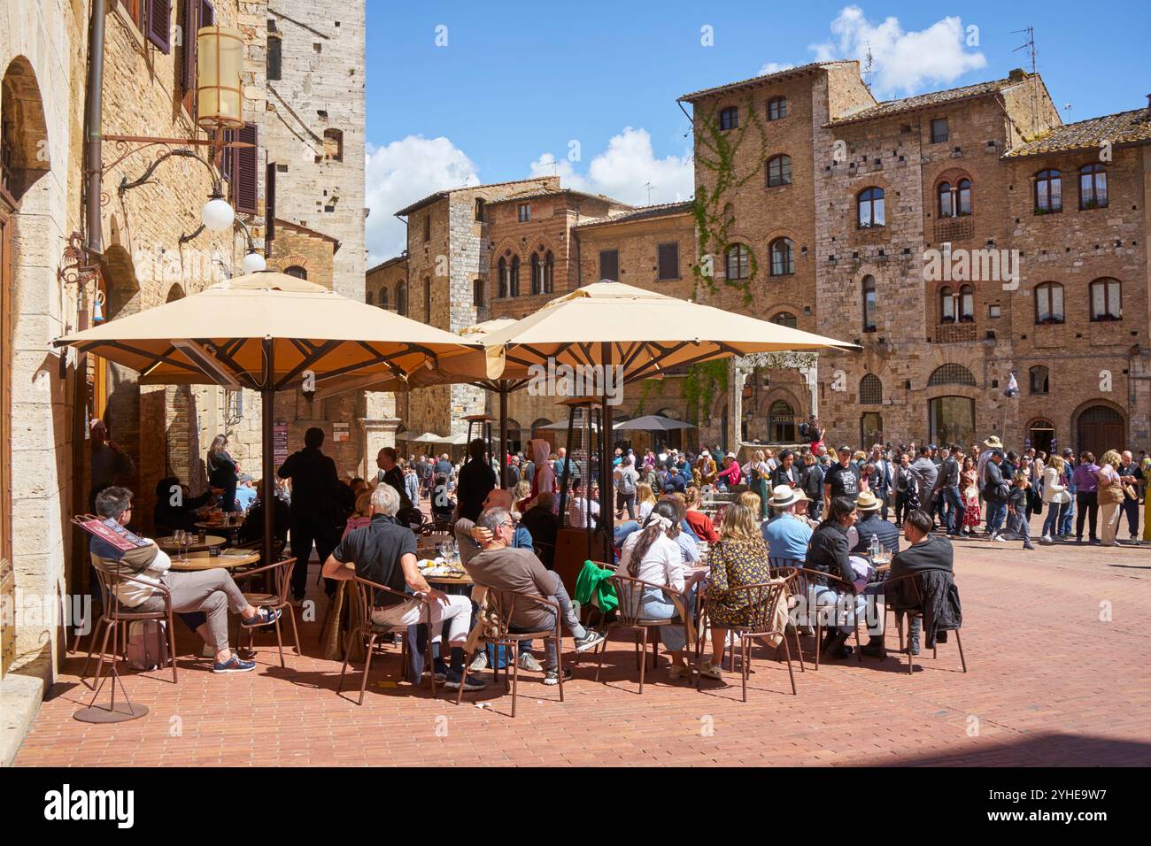 Italien, Toskana, San Gimignano, Piazza della Cisterna, geschäftige Bar/Café/Restaurant Stockfoto