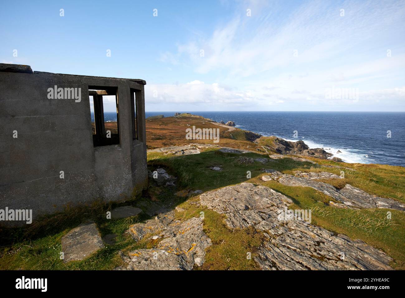 Alte, verfallene Aussichtsplattform der Küstenwache malin Head mit Blick auf den atlantik, County donegal, republik irland Stockfoto