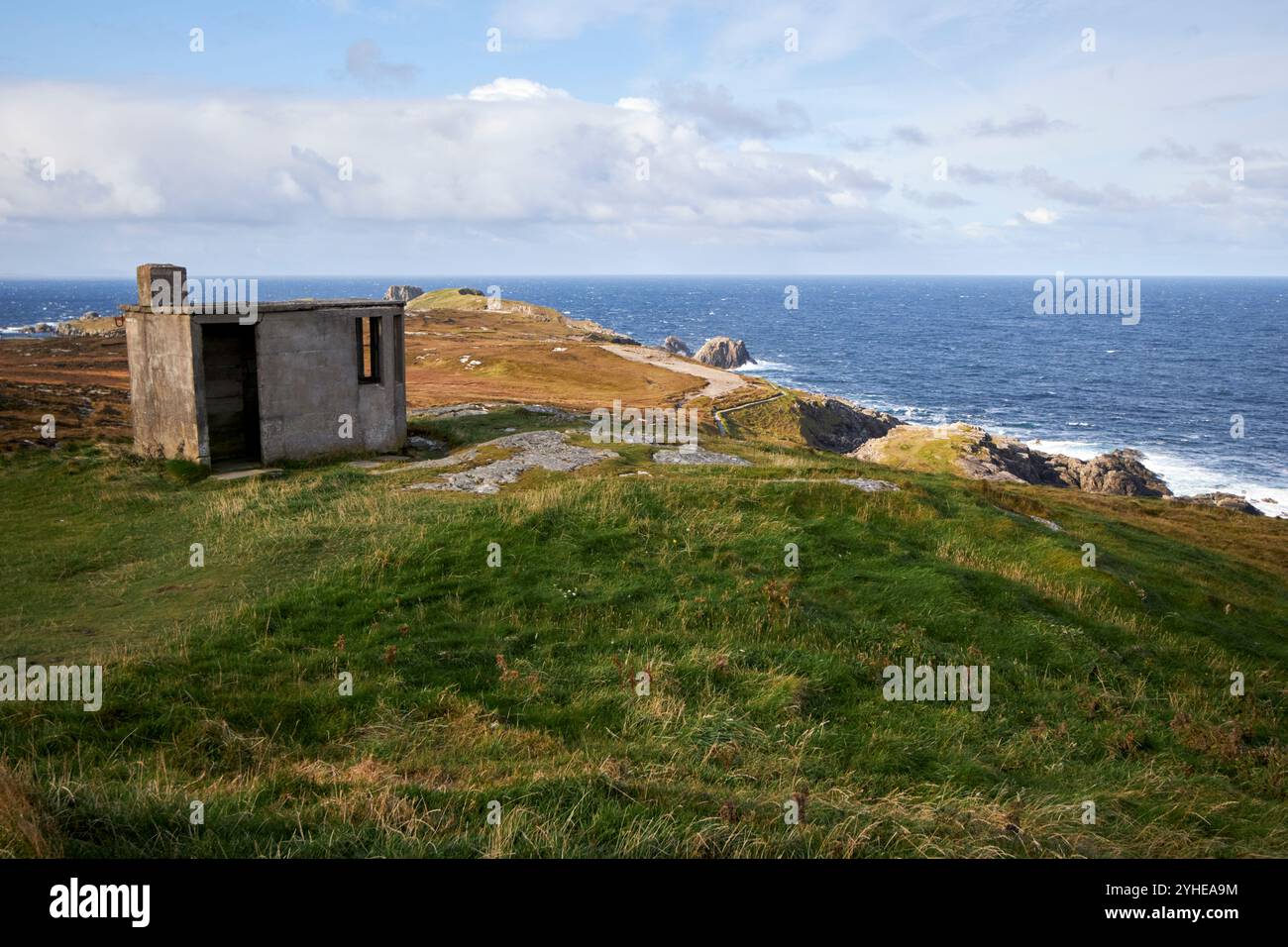 Alte, verfallene Aussichtsplattform der Küstenwache malin Head, County donegal, republik irland Stockfoto