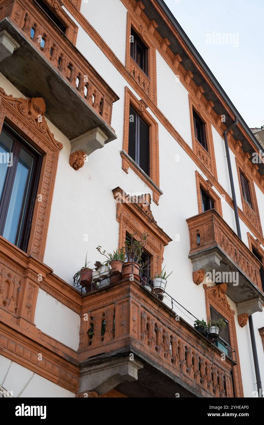 Ein bezaubernder Blick auf ein Gebäude entlang des berühmten Viertels Naviglio Grande, das das Wesen der lebendigen Kanäle und der historischen Stadtlandschaft von Mailand einfängt Stockfoto