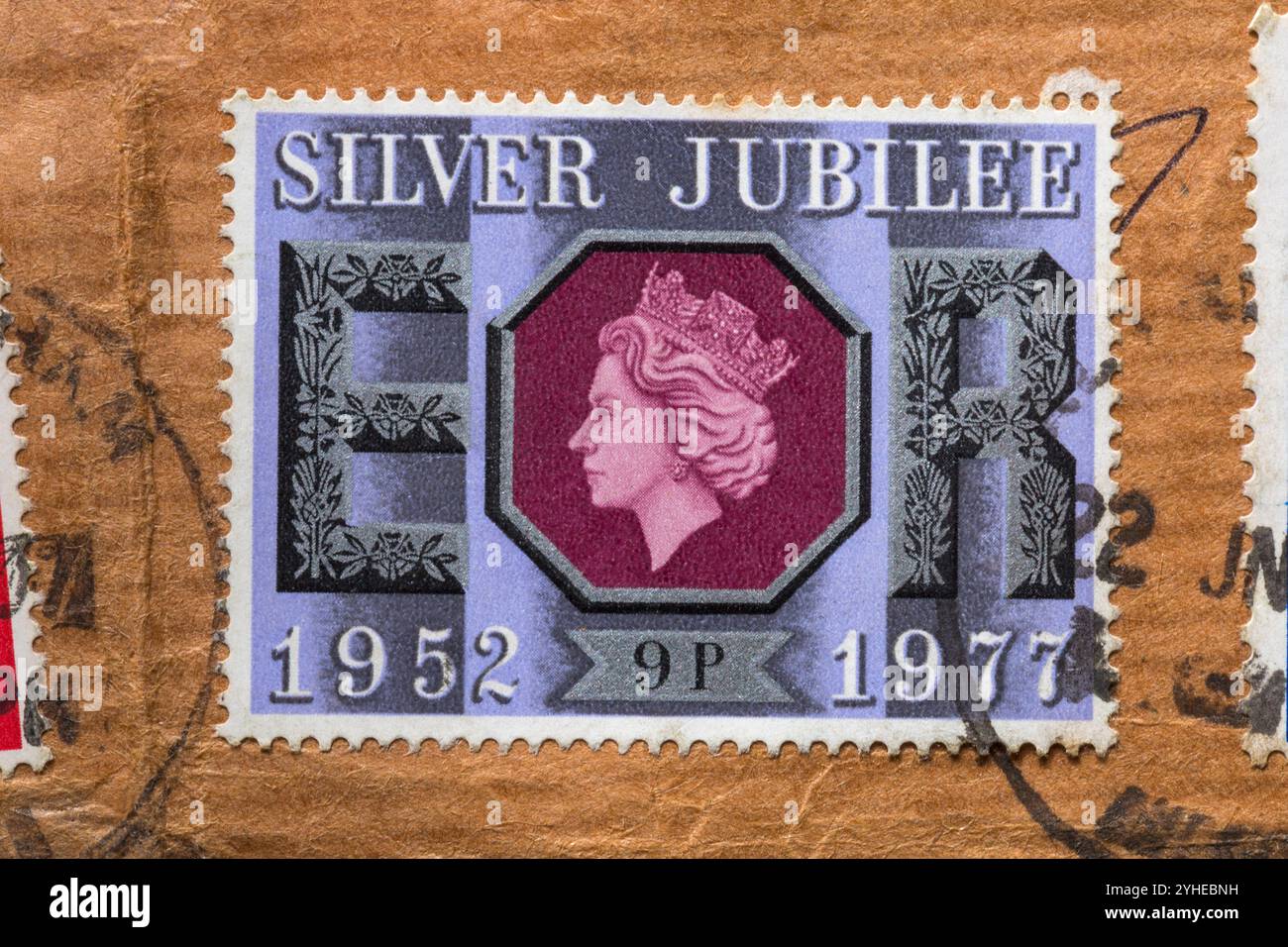 Alte 9p silberne Jubiläumsbriefmarke 1952 1977 mit Königskopf auf dem Umschlag UK Stockfoto