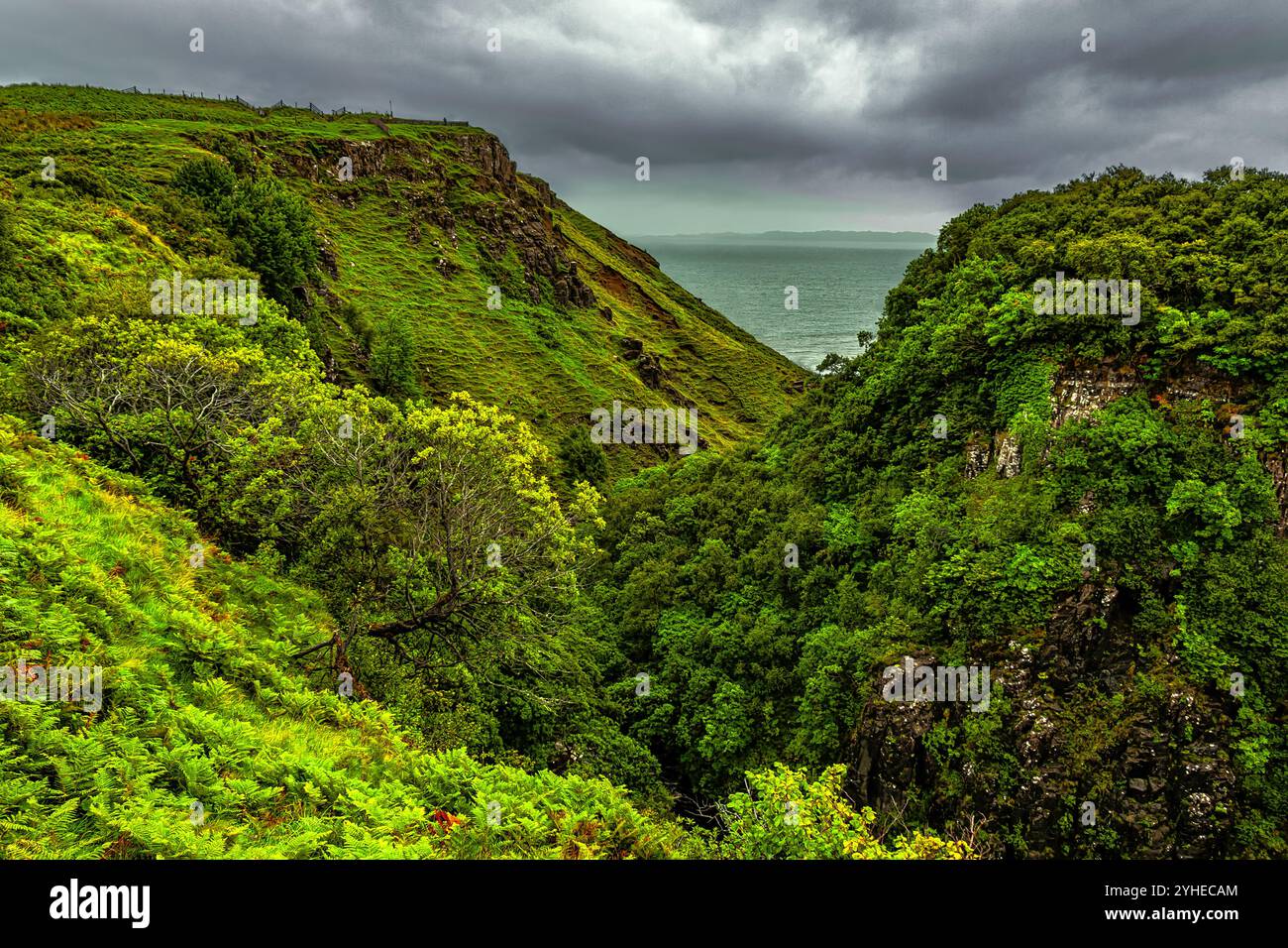 Der Gipfel der Lealt Falls auf der Isle of Skye mit spektakulärem Blick über die schottische Küste. Schottland, Vereinigtes Königreich, Europa Stockfoto
