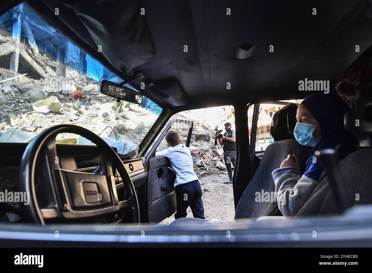 Beirut, Libanon. November 2024. Libanesische Menschen durchsuchen ihre zerstörten Läden und Häuser nach einem israelischen Beschuss, um nach wochenlangen israelischen Luftangriffen in Südbeirut, Libanon, am Montag, den 11. November 2024 einige Sachen aus den Trümmern zu retten. während des anhaltenden Krieges zwischen Israel und der Hisbollah. Foto: Fadel Itani/UPI Credit: UPI/Alamy Live News Stockfoto