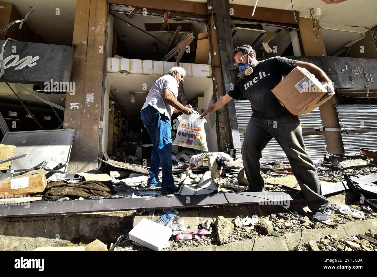Beirut, Libanon. November 2024. Libanesische Menschen durchsuchen ihre zerstörten Läden und Häuser nach einem israelischen Beschuss, um nach wochenlangen israelischen Luftangriffen in Südbeirut, Libanon, am Montag, den 11. November 2024 einige Sachen aus den Trümmern zu retten. während des anhaltenden Krieges zwischen Israel und der Hisbollah. Foto: Fadel Itani/UPI Credit: UPI/Alamy Live News Stockfoto