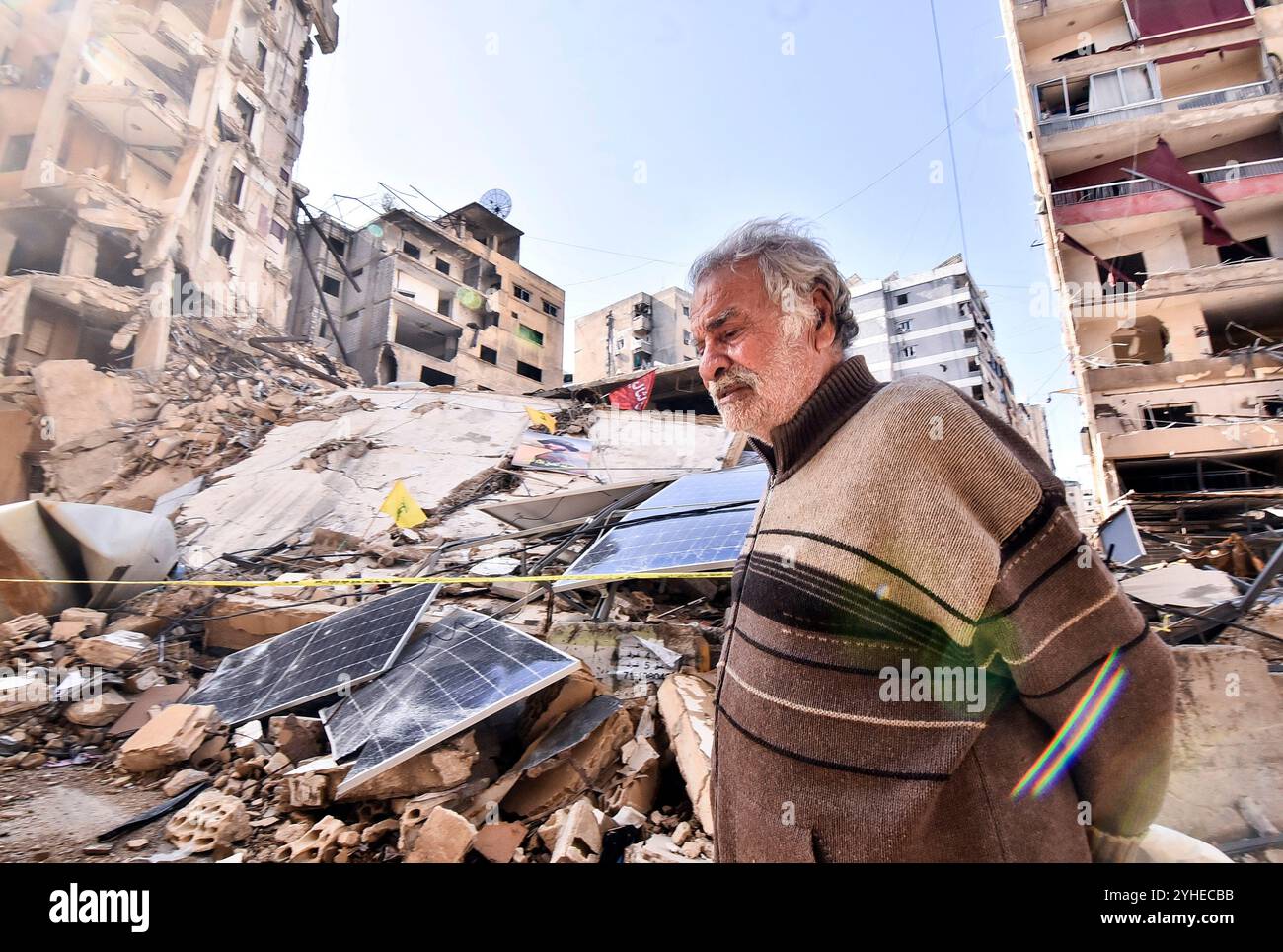 Beirut, Libanon. November 2024. Libanesische Menschen durchsuchen ihre zerstörten Läden und Häuser nach einem israelischen Beschuss, um nach wochenlangen israelischen Luftangriffen in Südbeirut, Libanon, am Montag, den 11. November 2024 einige Sachen aus den Trümmern zu retten. während des anhaltenden Krieges zwischen Israel und der Hisbollah. Foto: Fadel Itani/UPI Credit: UPI/Alamy Live News Stockfoto