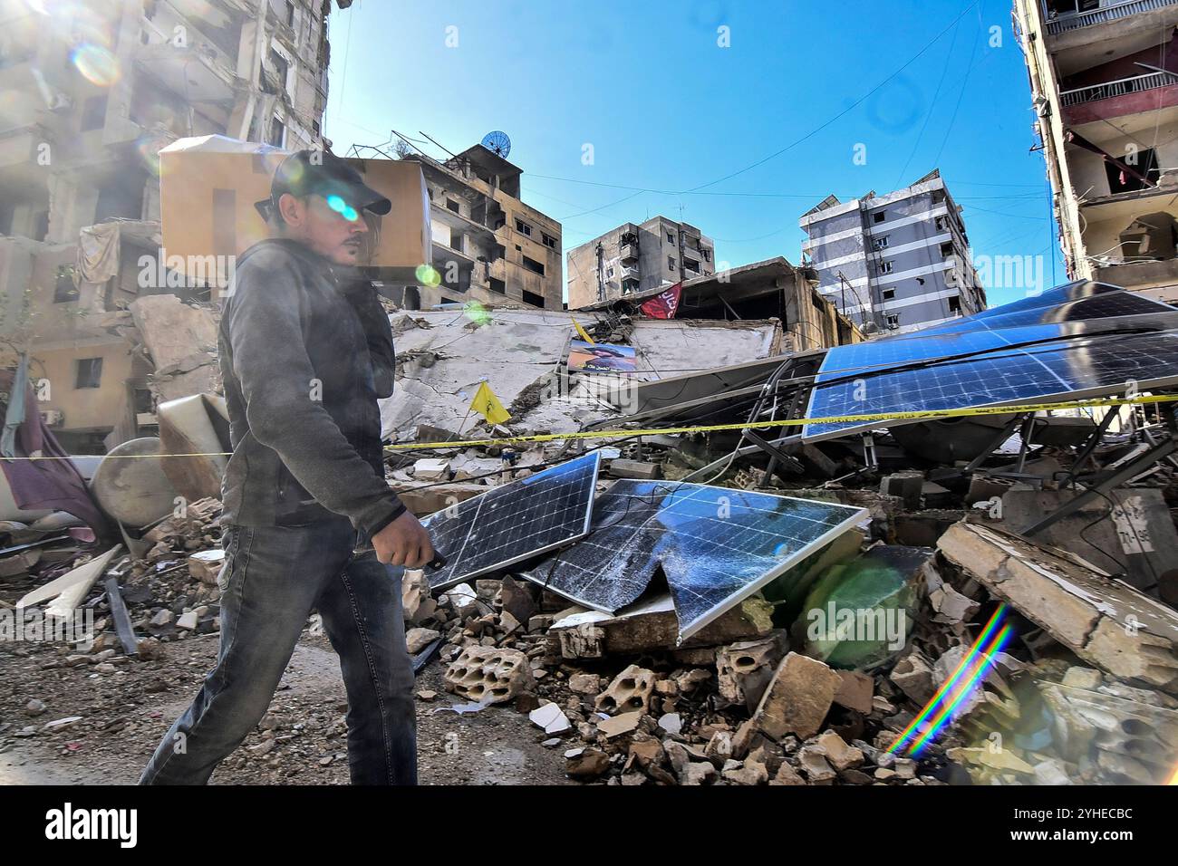 Beirut, Libanon. November 2024. Libanesische Menschen durchsuchen ihre zerstörten Läden und Häuser nach einem israelischen Beschuss, um nach wochenlangen israelischen Luftangriffen in Südbeirut, Libanon, am Montag, den 11. November 2024 einige Sachen aus den Trümmern zu retten. während des anhaltenden Krieges zwischen Israel und der Hisbollah. Foto: Fadel Itani/UPI Credit: UPI/Alamy Live News Stockfoto