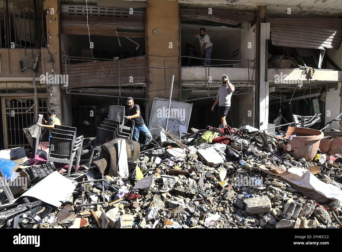 Beirut, Libanon. November 2024. Libanesische Menschen durchsuchen ihre zerstörten Läden und Häuser nach einem israelischen Beschuss, um nach wochenlangen israelischen Luftangriffen in Südbeirut, Libanon, am Montag, den 11. November 2024 einige Sachen aus den Trümmern zu retten. während des anhaltenden Krieges zwischen Israel und der Hisbollah. Foto: Fadel Itani/UPI Credit: UPI/Alamy Live News Stockfoto