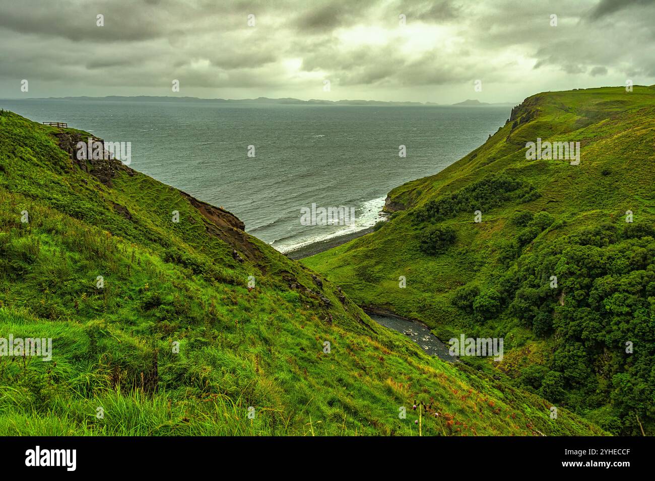 Der Gipfel der Lealt Falls auf der Isle of Skye mit spektakulärem Blick über die schottische Küste. Schottland, Vereinigtes Königreich, Europa Stockfoto
