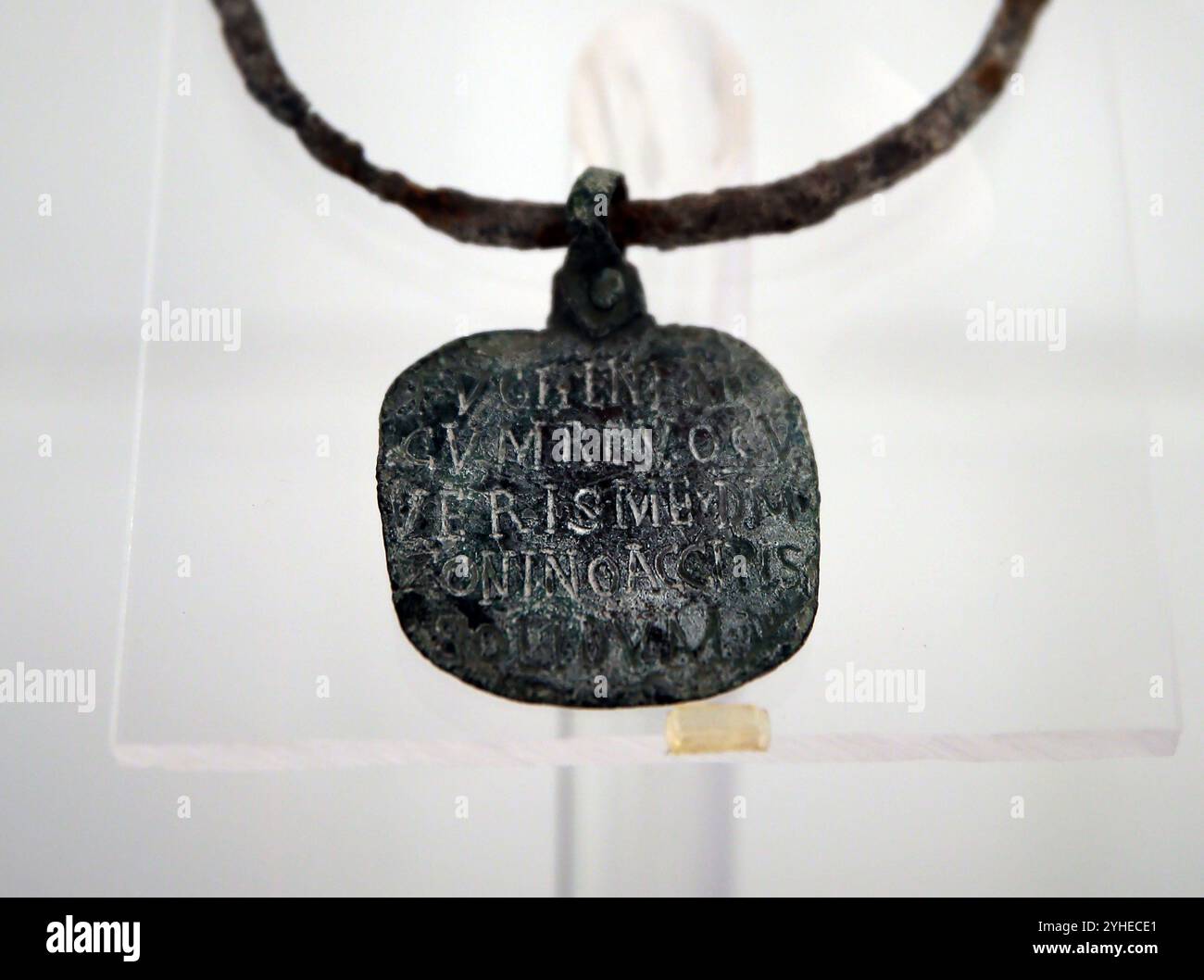 Das antike römische Sklavenhalsband mit Inschrift. Ich bin geflohen, bring mich zu meinem Meister Zoninus und du wirst Goldmünze verdienen. 4.-6. Jahrhundert n. Chr. Nationale Roma Stockfoto