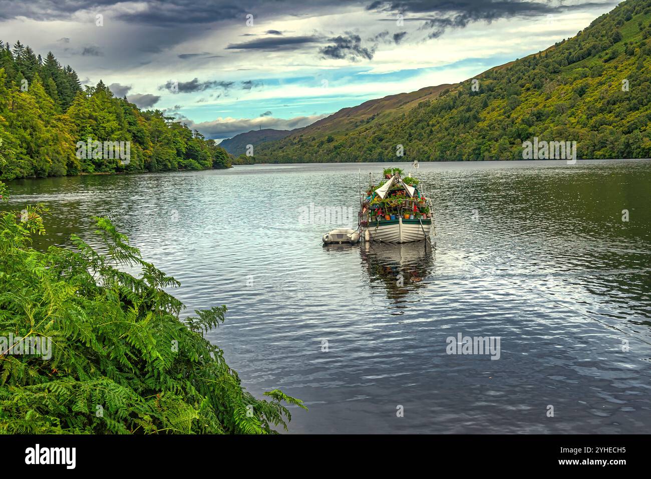 Ein kleines Boot vor Anker auf Loch Oich, dem malerischen Süßwasserloch in den schottischen Highlands zwischen Loch Ness und Loch Lochy. Soczia, Großbritannien, Europa Stockfoto