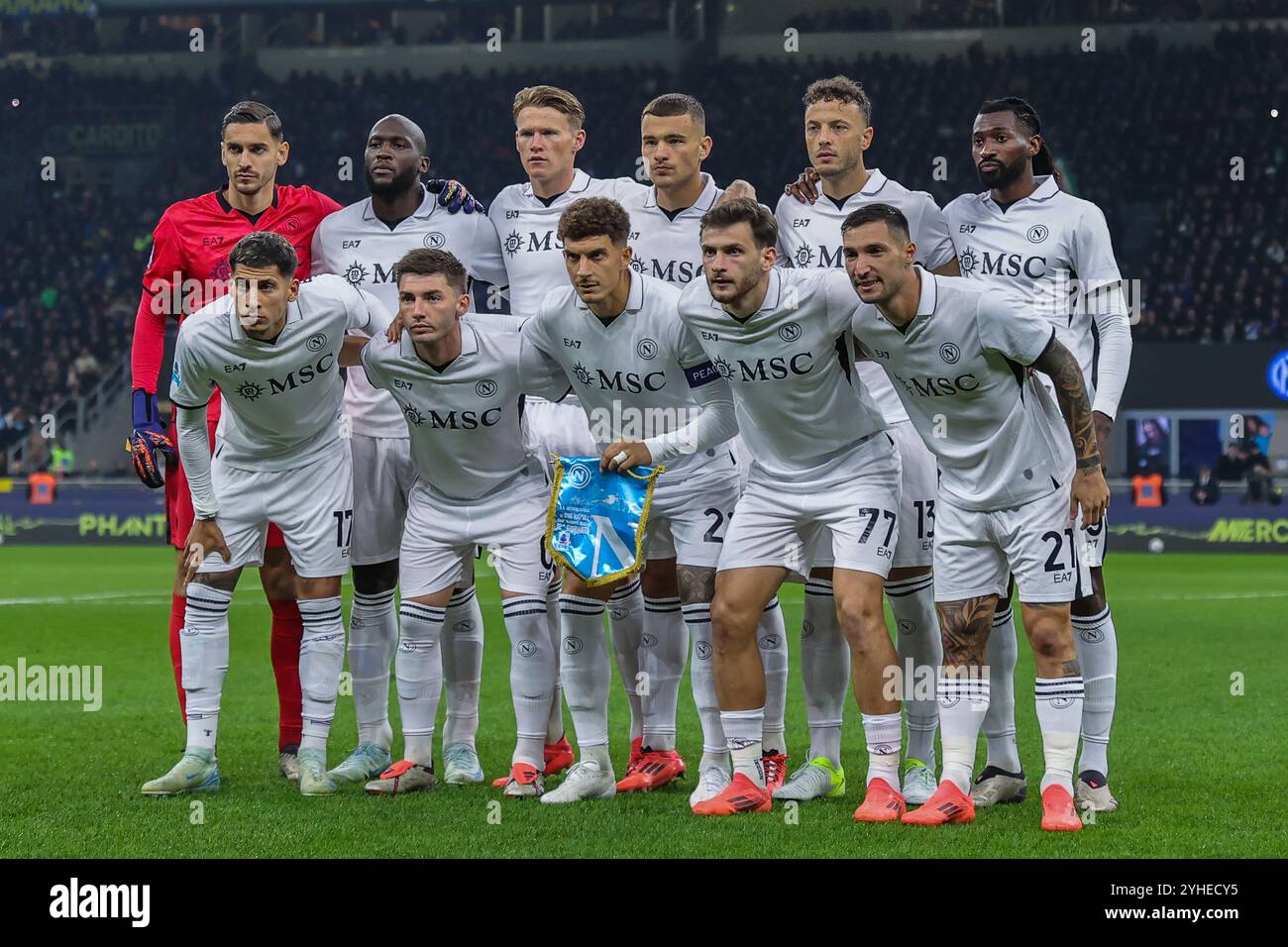 Mailand, Italien. November 2024. Die Spieler des SSC Napoli stehen während des Fußballspiels der Serie A 2024/25 zwischen dem FC Internazionale und dem SSC Napoli im San Siro Stadion an. Credit: SOPA Images Limited/Alamy Live News Stockfoto