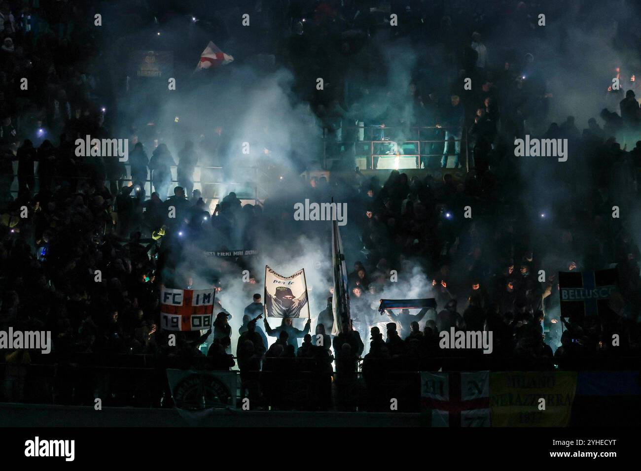 Mailand, Italien. November 2024. Fans des FC Internazionale, die während des Fußballspiels der Serie A 2024/25 zwischen dem FC Internazionale und dem SSC Napoli im San Siro Stadion zu sehen waren Credit: SOPA Images Limited/Alamy Live News Stockfoto