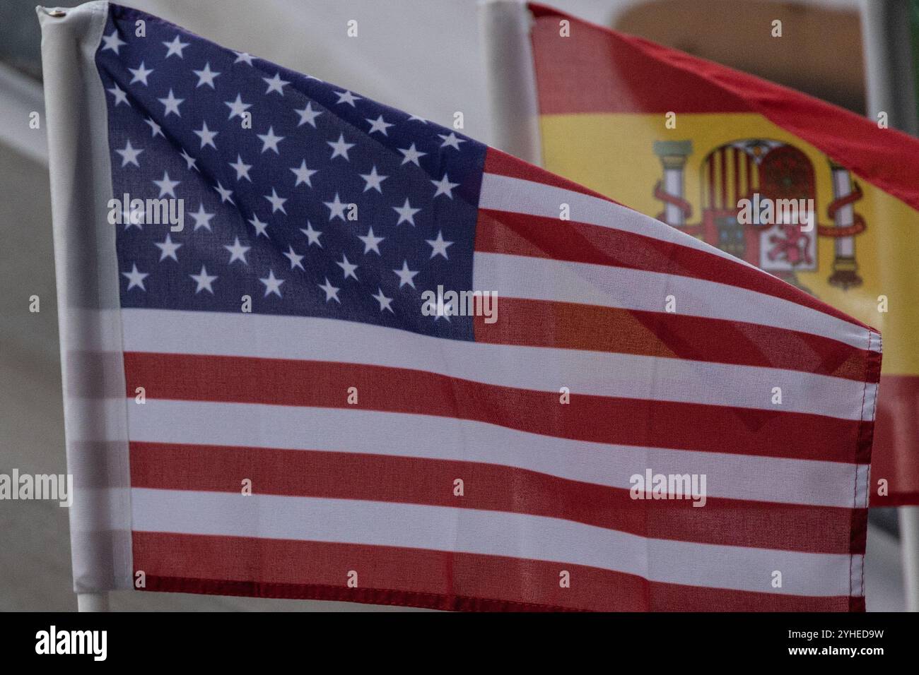 Kopenhagen, Kopenhagen, Dänemark. November 2024. Die Nationalflagge der Vereinigten Staaten, oft auch als amerikanische Flagge oder US-Flagge bezeichnet, besteht aus 13 horizontalen Streifen, abwechselnd rot und weiß, mit einem blauen Rechteck im Kanton, das fünfzig kleine, weiße, fünfzackige Sterne trägt, die in neun horizontalen Reihen angeordnet sind, wobei Reihen von sechs Sternen mit Reihen von fünf Sternen abwechseln (Credit Image: © Kristian Tuxen Ladegaard Berg/ZUMA Press Wire). Nicht für kommerzielle ZWECKE! Stockfoto