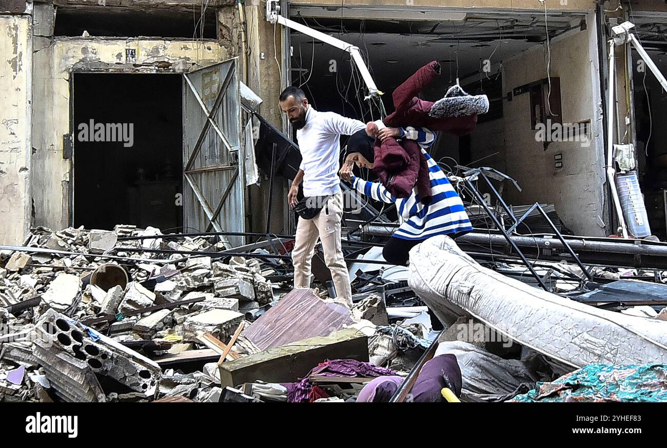Beirut, Libanon. November 2024. Libanesische Menschen durchsuchen ihre zerstörten Läden und Häuser nach einem israelischen Beschuss, um nach wochenlangen israelischen Luftangriffen in Südbeirut, Libanon, am Montag, den 11. November 2024 einige Sachen aus den Trümmern zu retten. während des anhaltenden Krieges zwischen Israel und der Hisbollah. Foto: Fadel Itani/UPI Credit: UPI/Alamy Live News Stockfoto