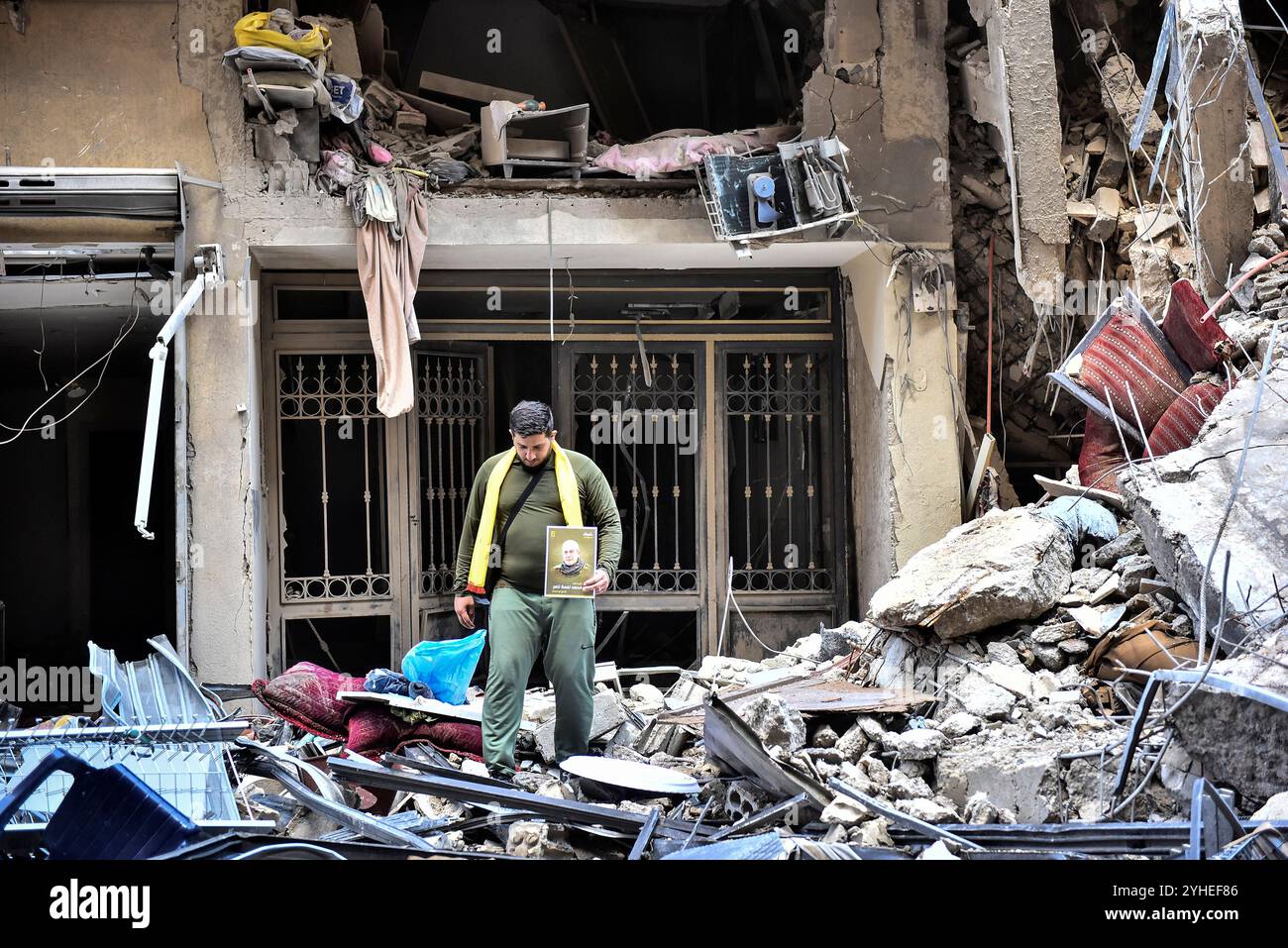 Beirut, Libanon. November 2024. Libanesische Menschen durchsuchen ihre zerstörten Läden und Häuser nach einem israelischen Beschuss, um nach wochenlangen israelischen Luftangriffen in Südbeirut, Libanon, am Montag, den 11. November 2024 einige Sachen aus den Trümmern zu retten. während des anhaltenden Krieges zwischen Israel und der Hisbollah. Foto: Fadel Itani/UPI Credit: UPI/Alamy Live News Stockfoto