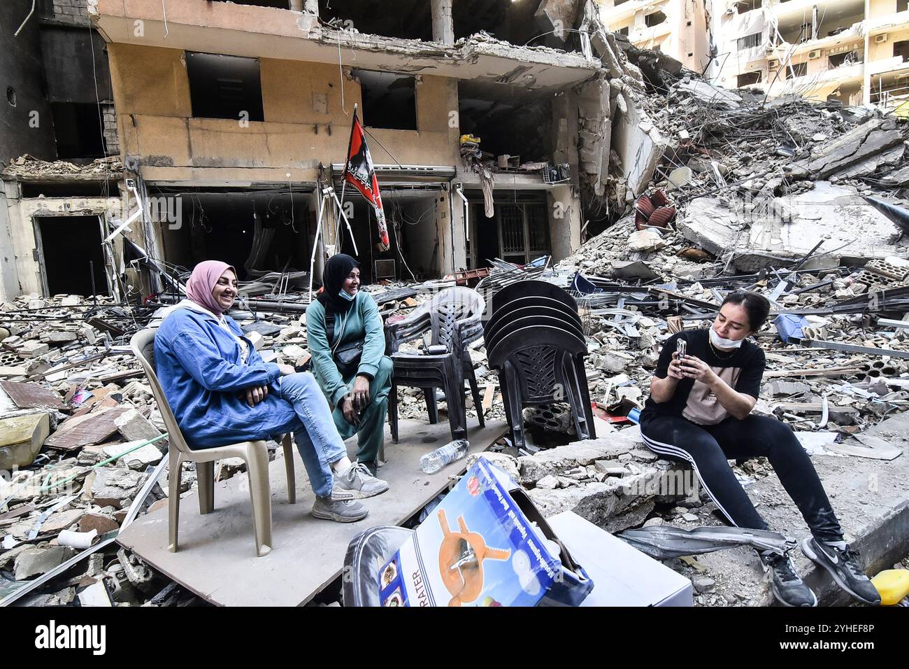 Beirut, Libanon. November 2024. Libanesische Menschen durchsuchen ihre zerstörten Läden und Häuser nach einem israelischen Beschuss, um nach wochenlangen israelischen Luftangriffen in Südbeirut, Libanon, am Montag, den 11. November 2024 einige Sachen aus den Trümmern zu retten. während des anhaltenden Krieges zwischen Israel und der Hisbollah. Foto: Fadel Itani/UPI Credit: UPI/Alamy Live News Stockfoto