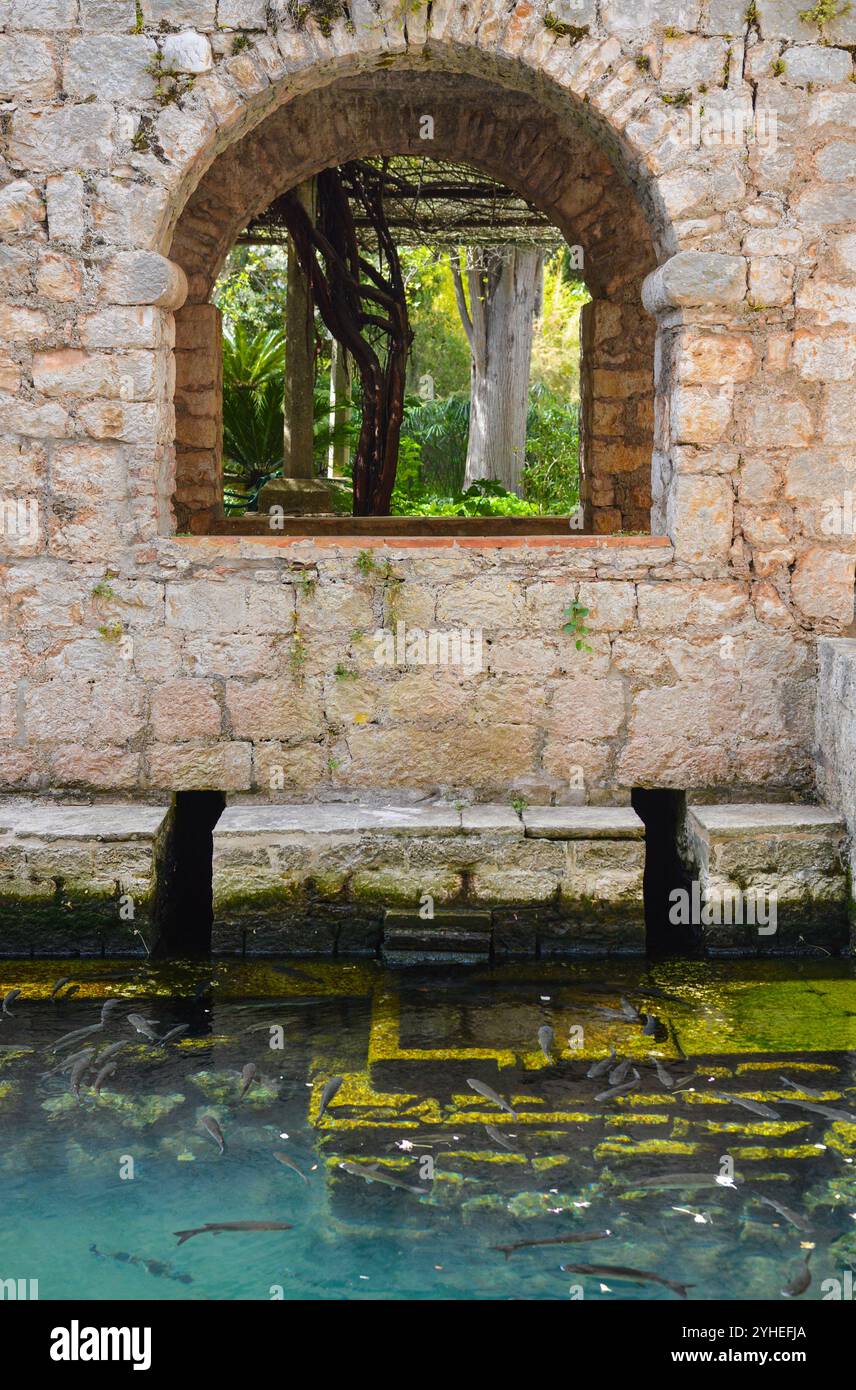 Petar Hektorovic tvrdalj in Stari Grad auf der Insel Hvar. Mittelalterlicher Palast und architektonisches Meisterwerk mit Fischteich und Garten im Inneren Stockfoto