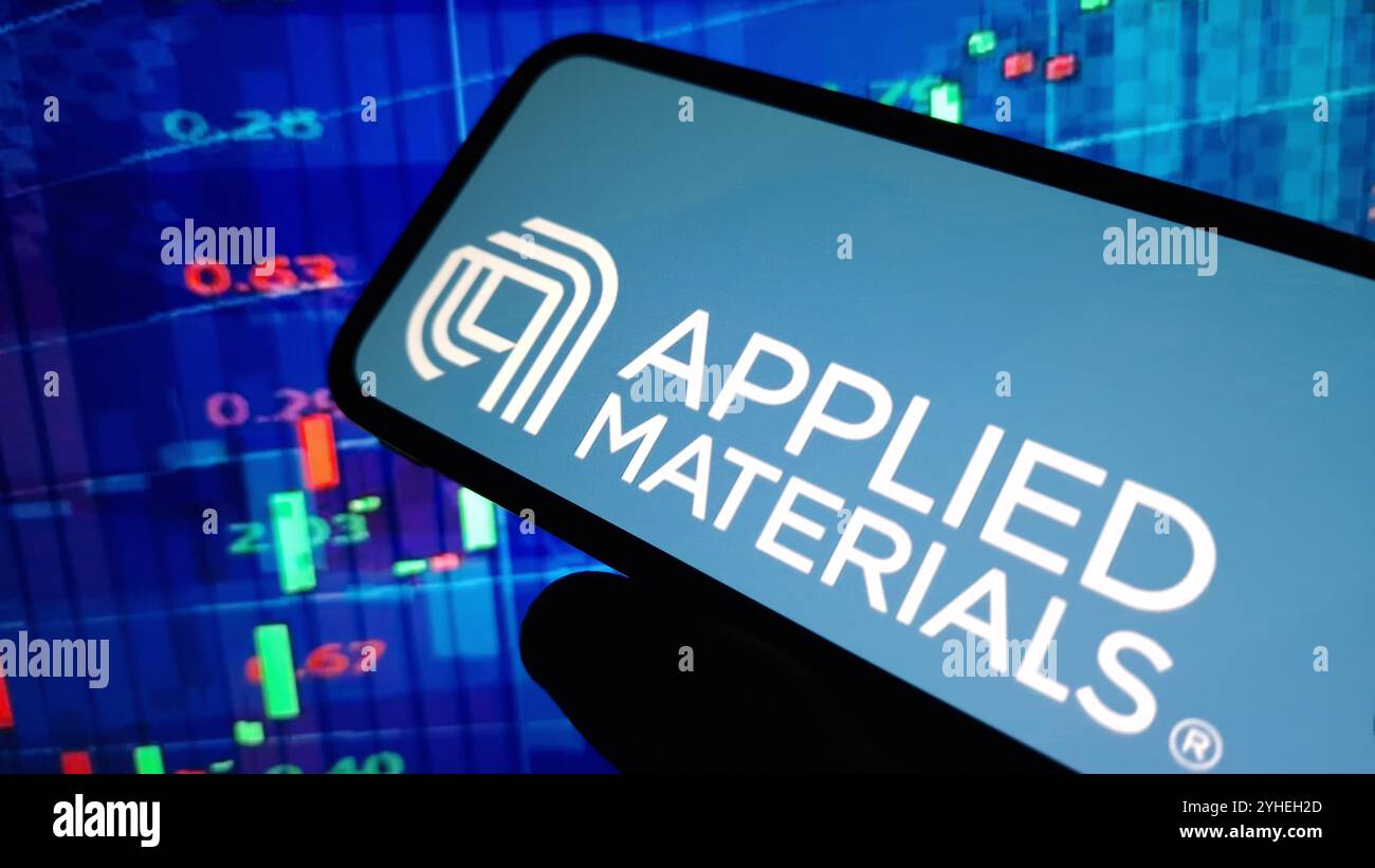 Konskie, Polen – 10. November 2024: Logo des Unternehmens Applied Materials auf dem Mobiltelefon Stockfoto