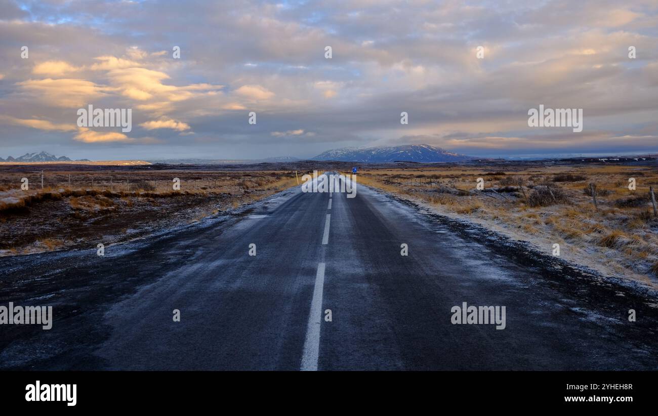 Die zerklüftete Landschaft Islands, die von der Autobahn auf der Touristenroute Golden Circle aus gesehen wird Stockfoto