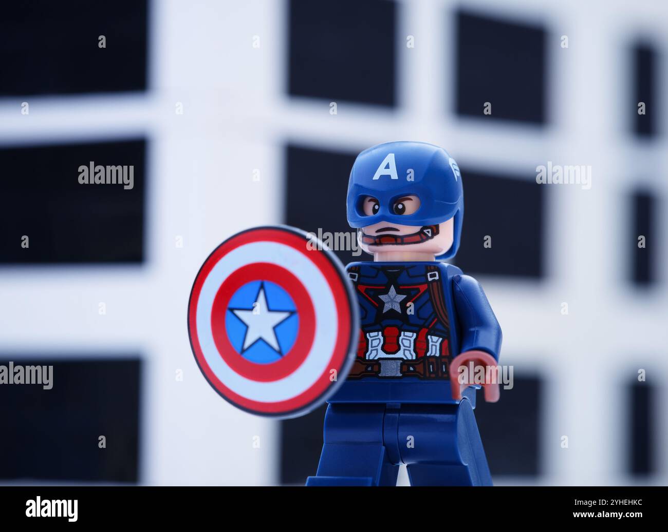 Tambow, Russische Föderation - 5. November 2024 Porträt der Lego Captain America Minifigur mit Schild vor einem Bürogebäude Stockfoto