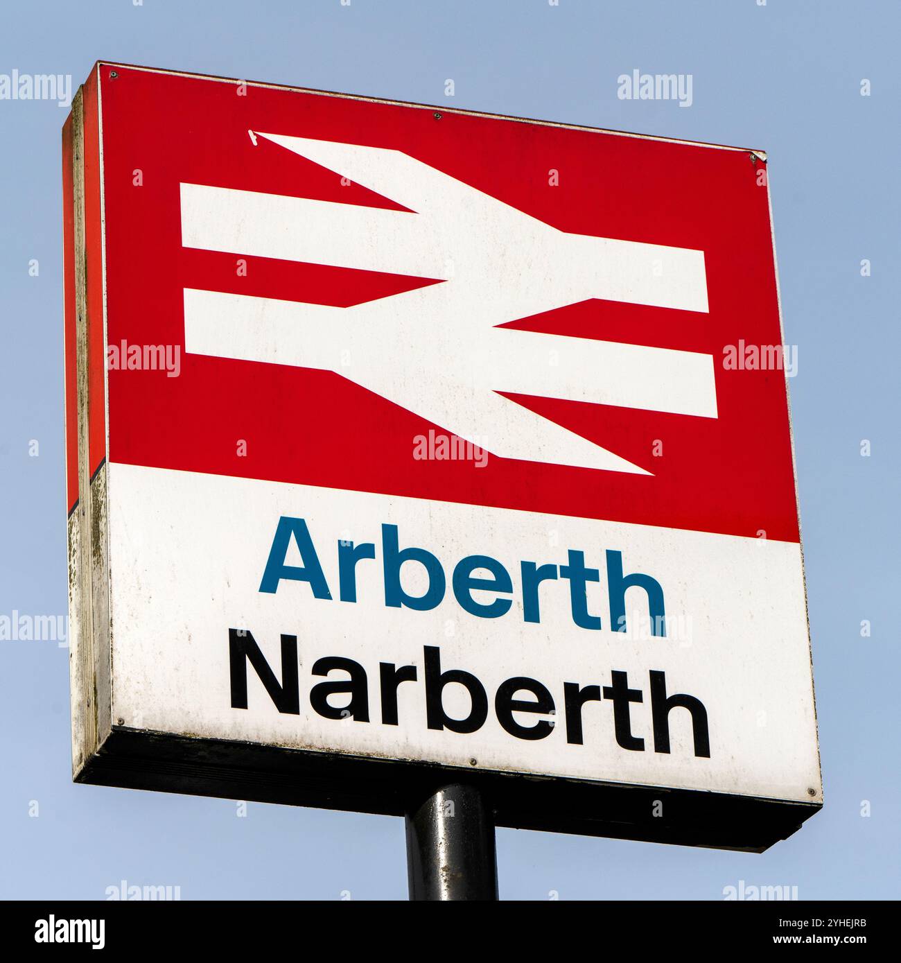 Schild für British Rail Station in Narberth Railway Station, Narberth, Pembrokeshire, South Wales, Wales, UK Stockfoto