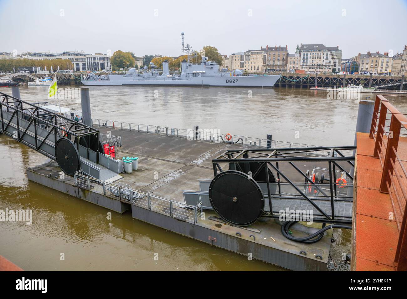 ehemaliges Kriegsschiff der französischen Marine Escorteur d Escadre Maille-Breze am Quai de la Fosse, heute Marinemuseum, gesehen von der Ile de Nantes in der Loire, Nantes, Departement Loire-Atlantique, Region Pays de la Loire, Frankreich *** ehemaliges Kriegsschiff der französischen Marine Stockfoto