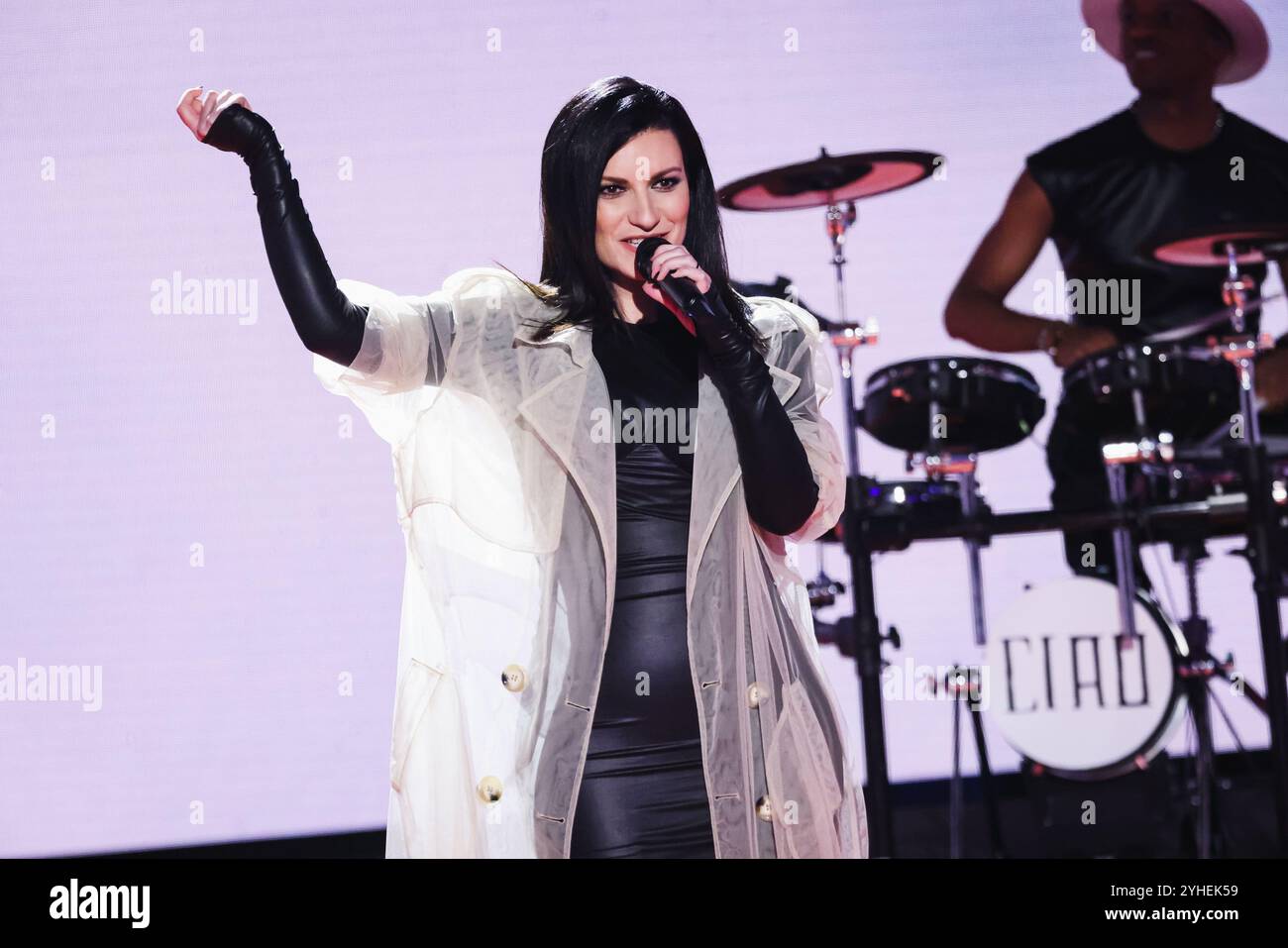 Mailand, Italien. November 2024. Laura Pausini besucht am 10. November 2024 die Che Tempo Che Fa TV Show in den Nove Studios in Mailand. (Foto: Alessandro Bremec/NurPhoto) Credit: NurPhoto SRL/Alamy Live News Stockfoto